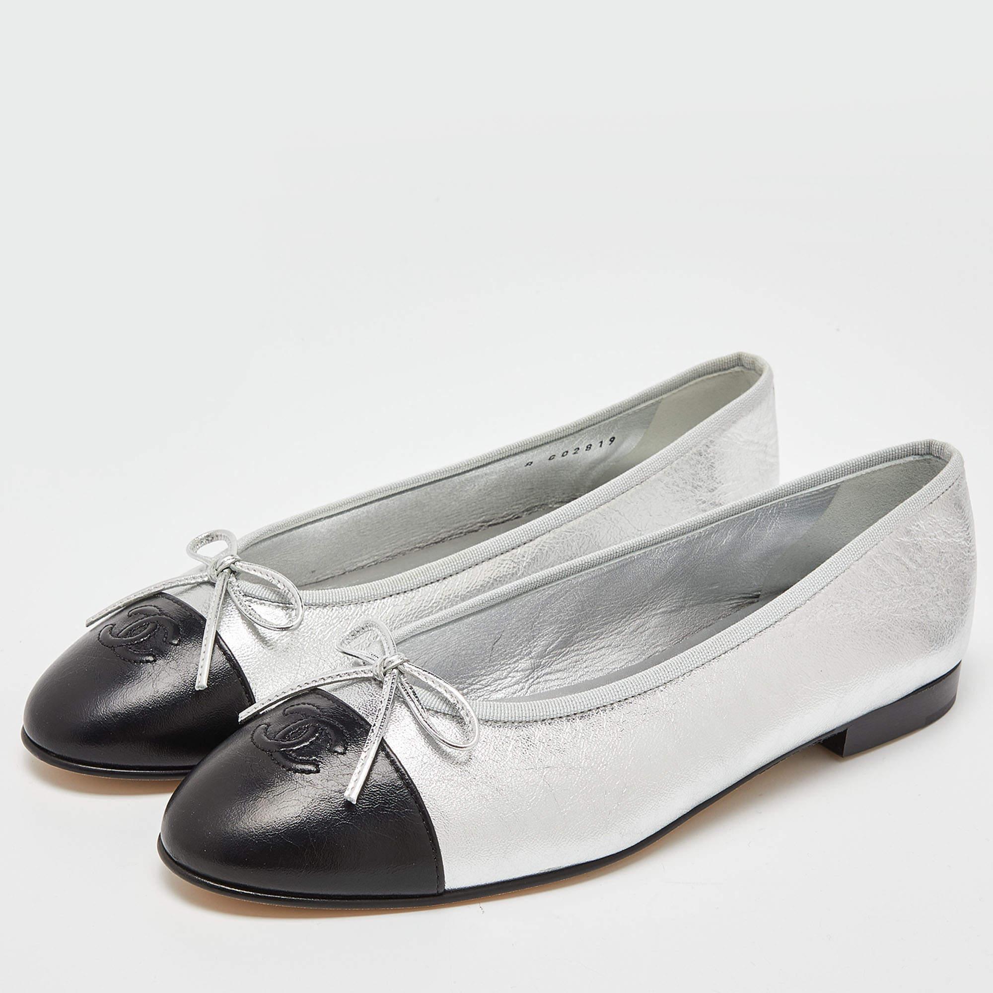 Chic and simple, these ballet flats from Chanel and perfect for a host of occasions. They have been crafted from leather and are styled with round toes, little bows, and the CC logo.

