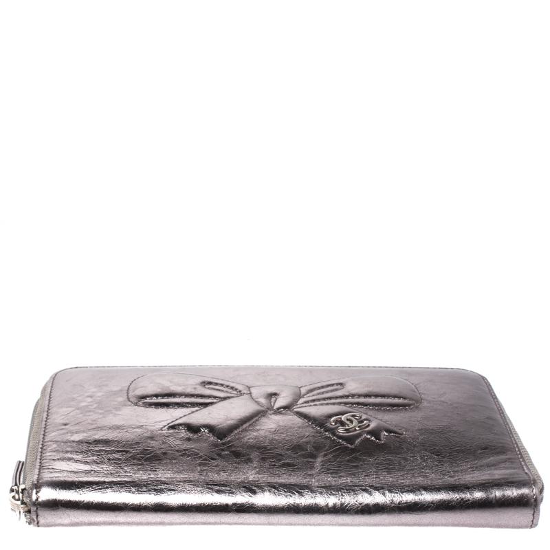 Chanel Metallic Silver Bow Embossed Crinkled Leather Zip Around Wallet Organizer In Good Condition In Dubai, Al Qouz 2