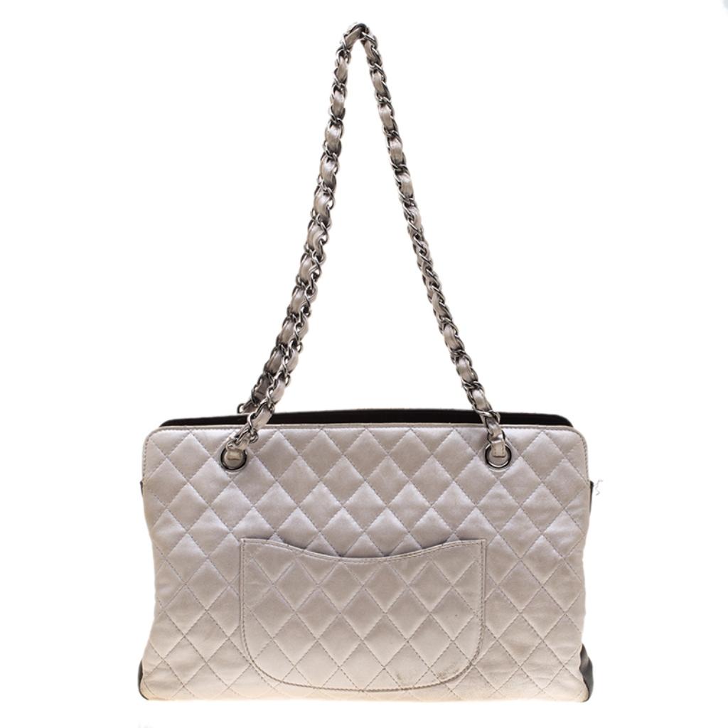 We all need something in our closets that will never go out of style. This CC bag is super classy and well-made that it is bound to last and give you ceaseless style. It has been crafted from leather and features the signature quilt. A large CC sits