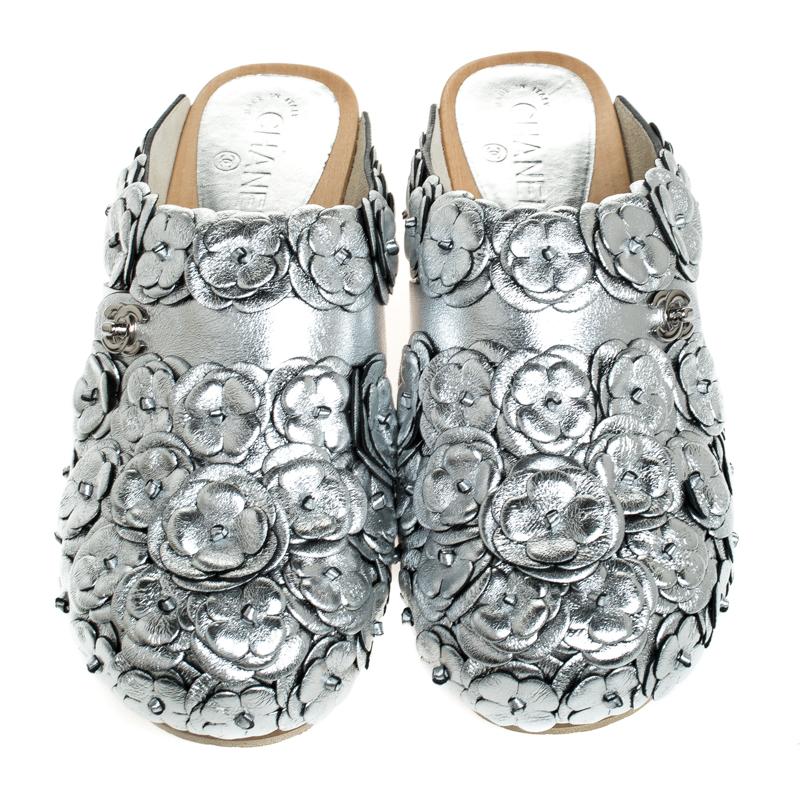 Chanel Metallic Silver Camellia Embellished CC Lock Wooden Clogs Size 40.5 In New Condition In Dubai, Al Qouz 2