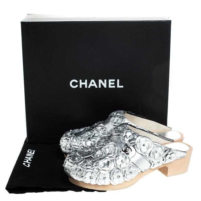 Chanel Metallic Silver Camellia Embellished CC Lock Wooden Clogs Size 40.5 4