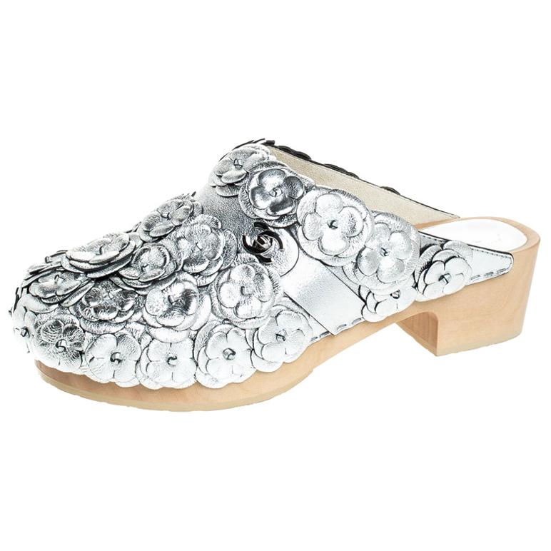 Chanel Metallic Silver Camellia Embellished CC Lock Wooden Clogs Size 40.5  at 1stDibs
