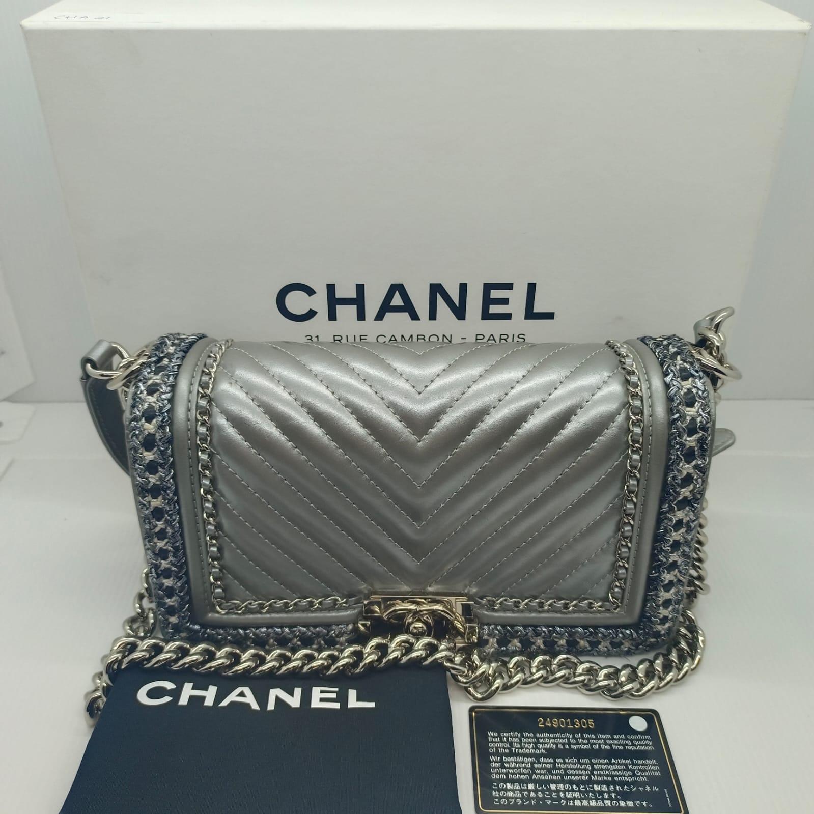 Chanel Metallic Silver Chevron Quilted and Chain Trimmed Old Medium Boy Bag For Sale 5