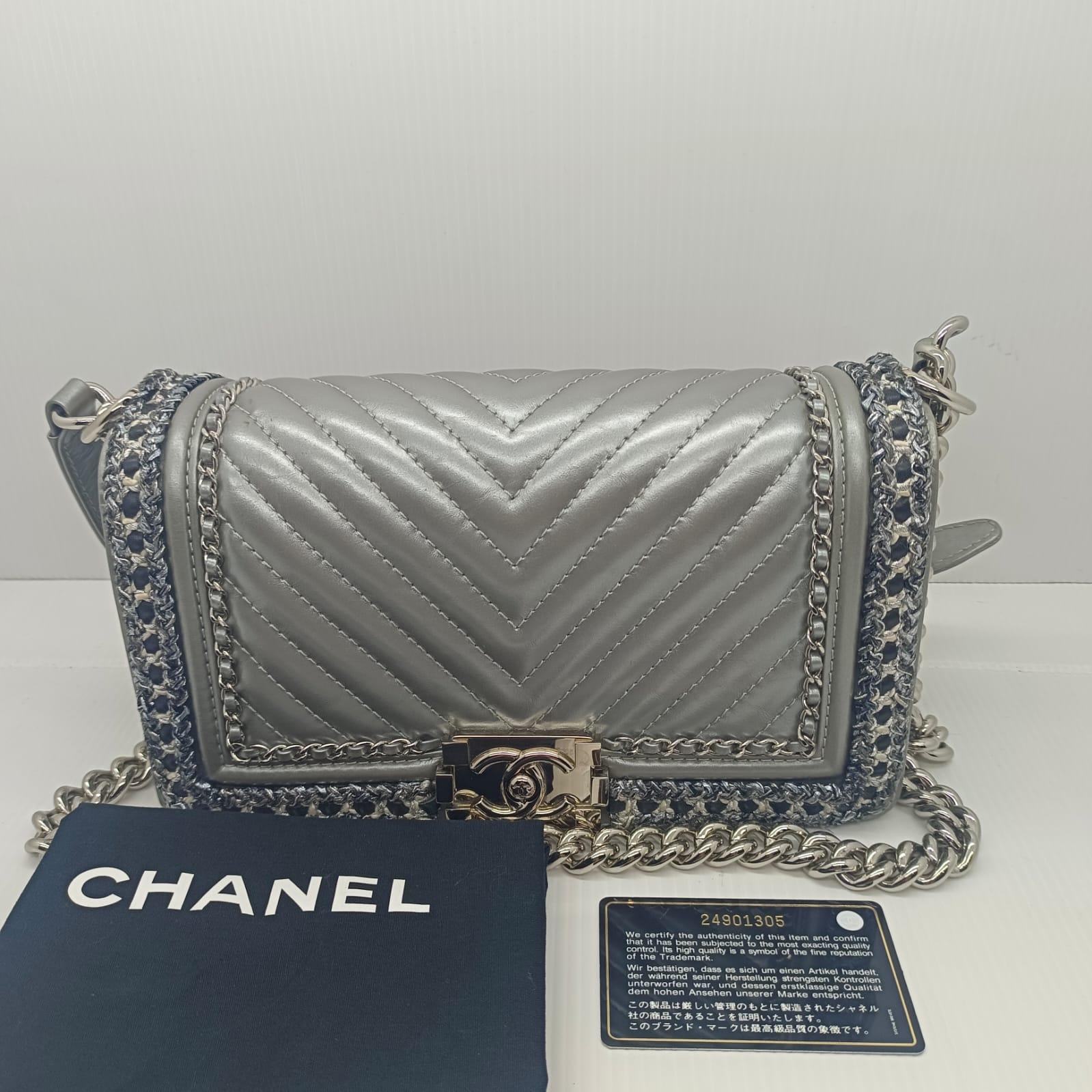 Chanel Metallic Silver Chevron Quilted and Chain Trimmed Old Medium Boy Bag For Sale 6