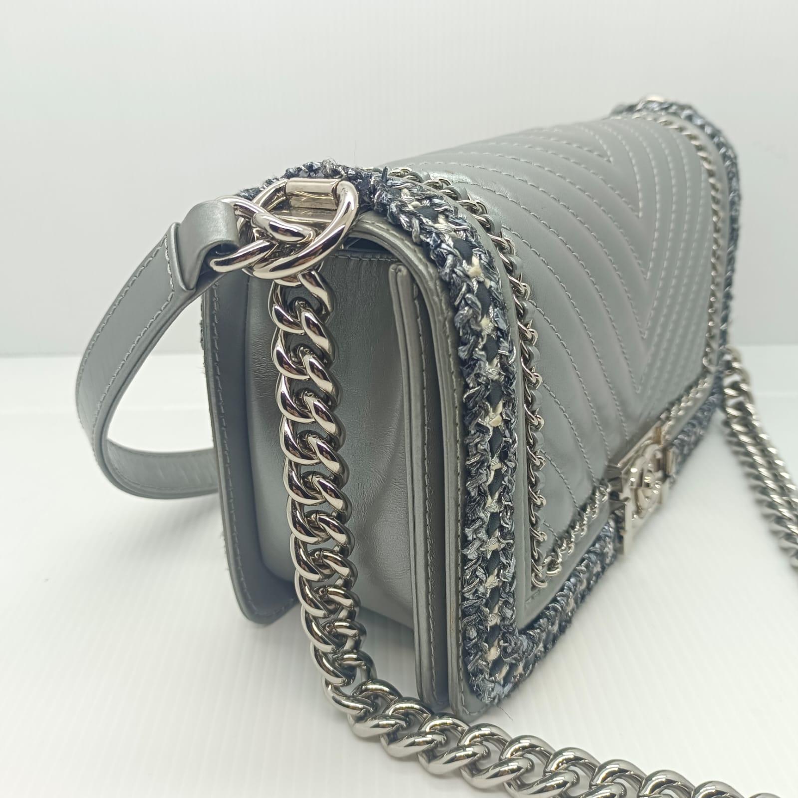 Chanel Metallic Silver Chevron Quilted and Chain Trimmed Old Medium Boy Bag For Sale 1