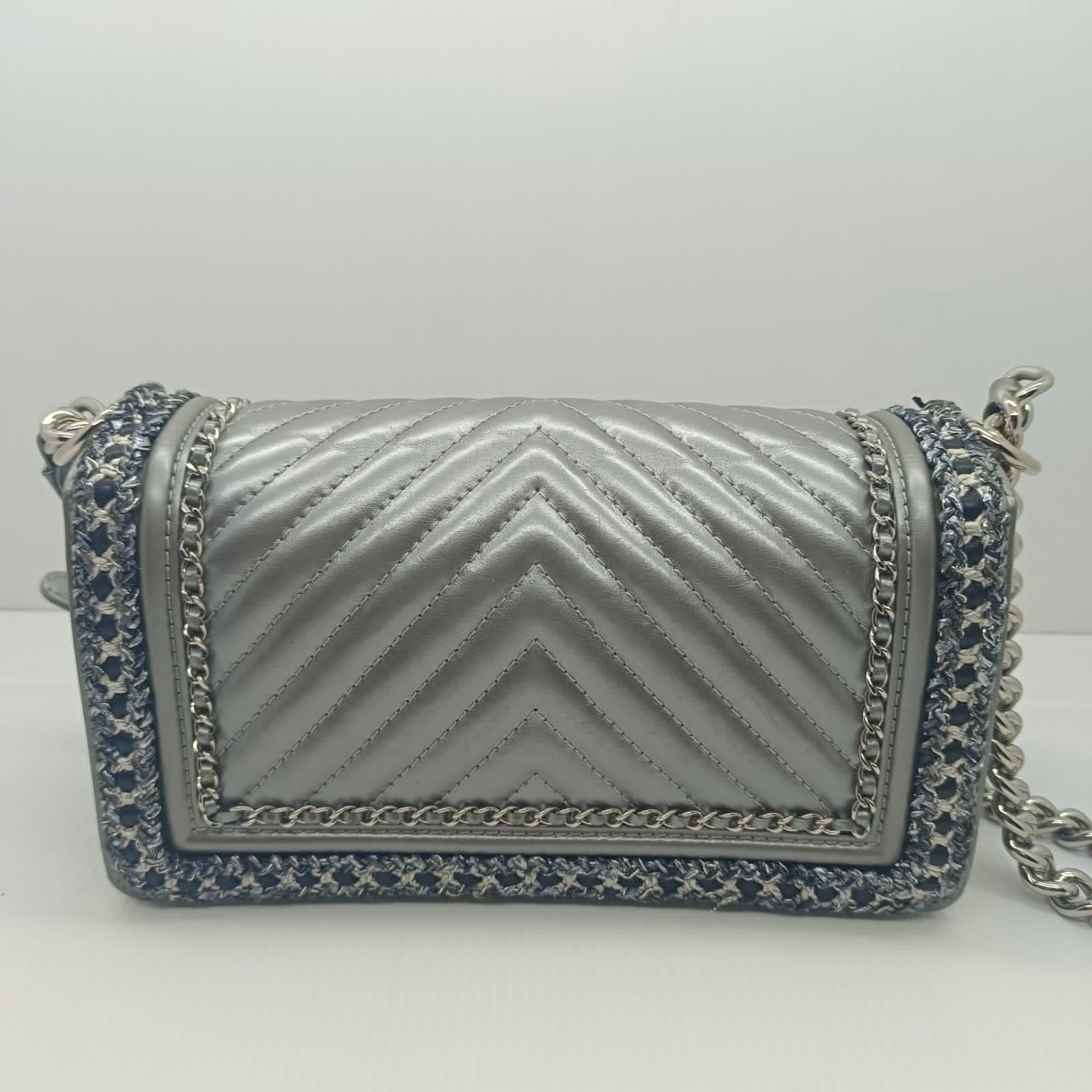 Chanel Metallic Silver Chevron Quilted and Chain Trimmed Old Medium Boy Bag For Sale 2