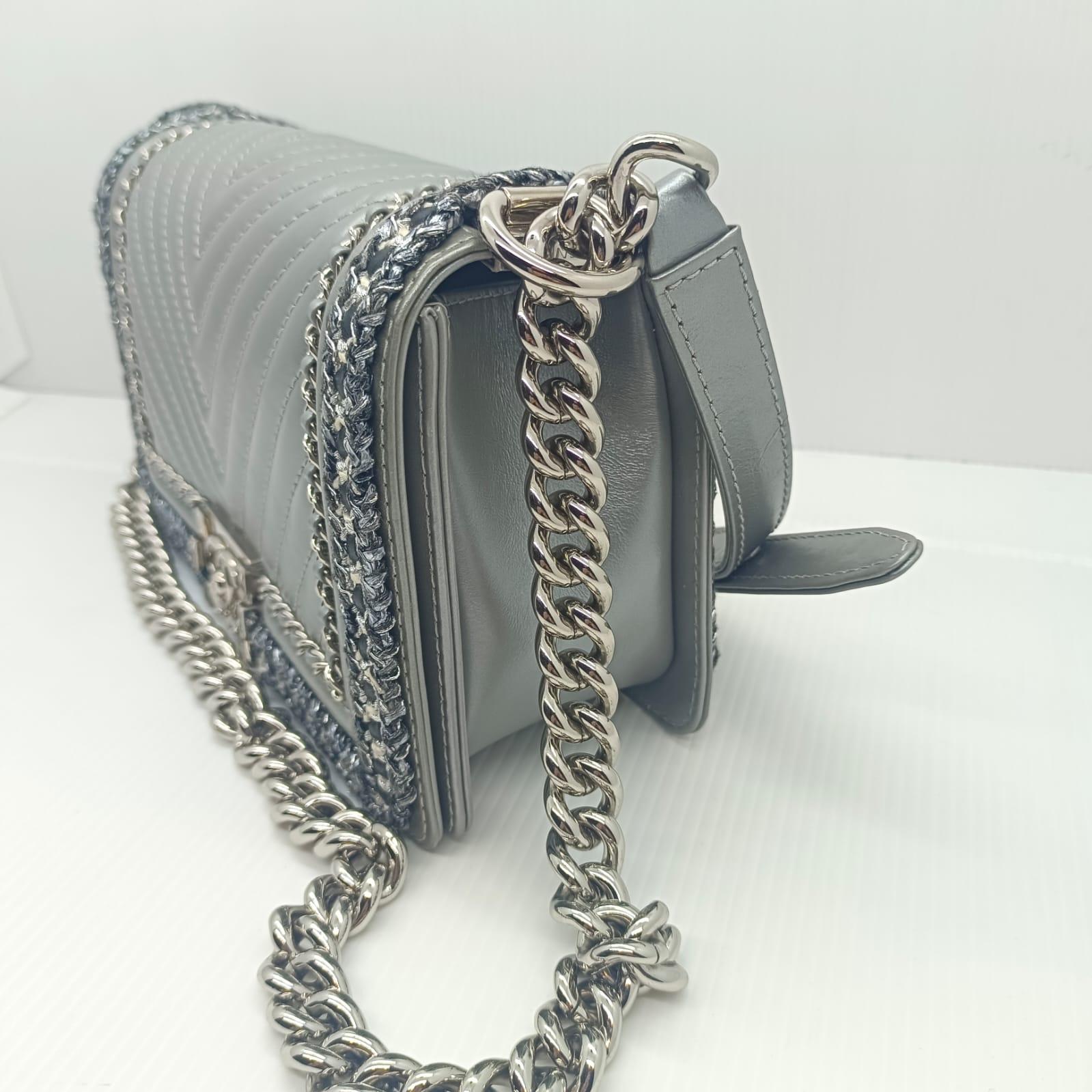 Chanel Metallic Silver Chevron Quilted and Chain Trimmed Old Medium Boy Bag For Sale 4