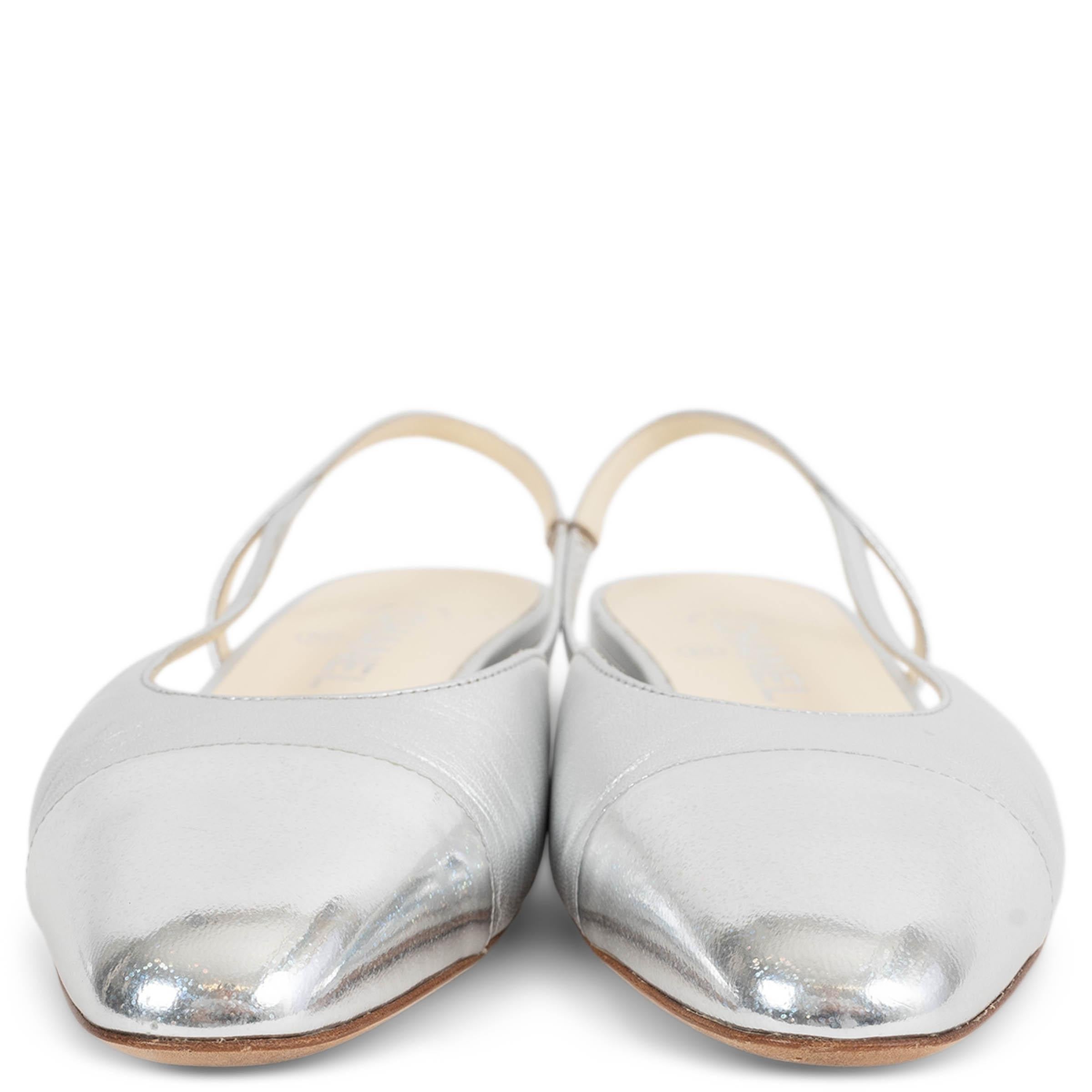 Diese 100% authentischen Chanel Slingback Ballet Flats sind aus silbernem Metallic-Leder mit passenden glasierten Leder Zehenkappen gefertigt. Sie haben eine mandelförmige Zehenpartie und einen niedrigen Blockabsatz. Das silberfarbene CC-Logo auf