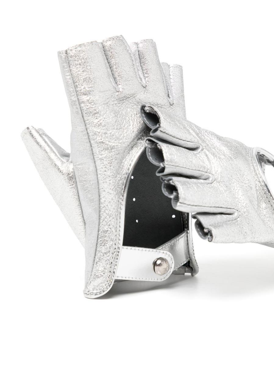Chanel Metallic Silber Lammfell Fingerlose Handschuhe  Damen im Angebot