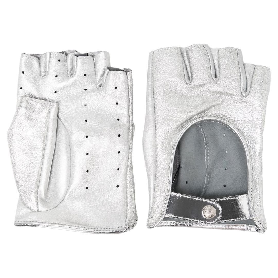 Chanel Metallic Silber Lammfell Fingerlose Handschuhe  im Angebot