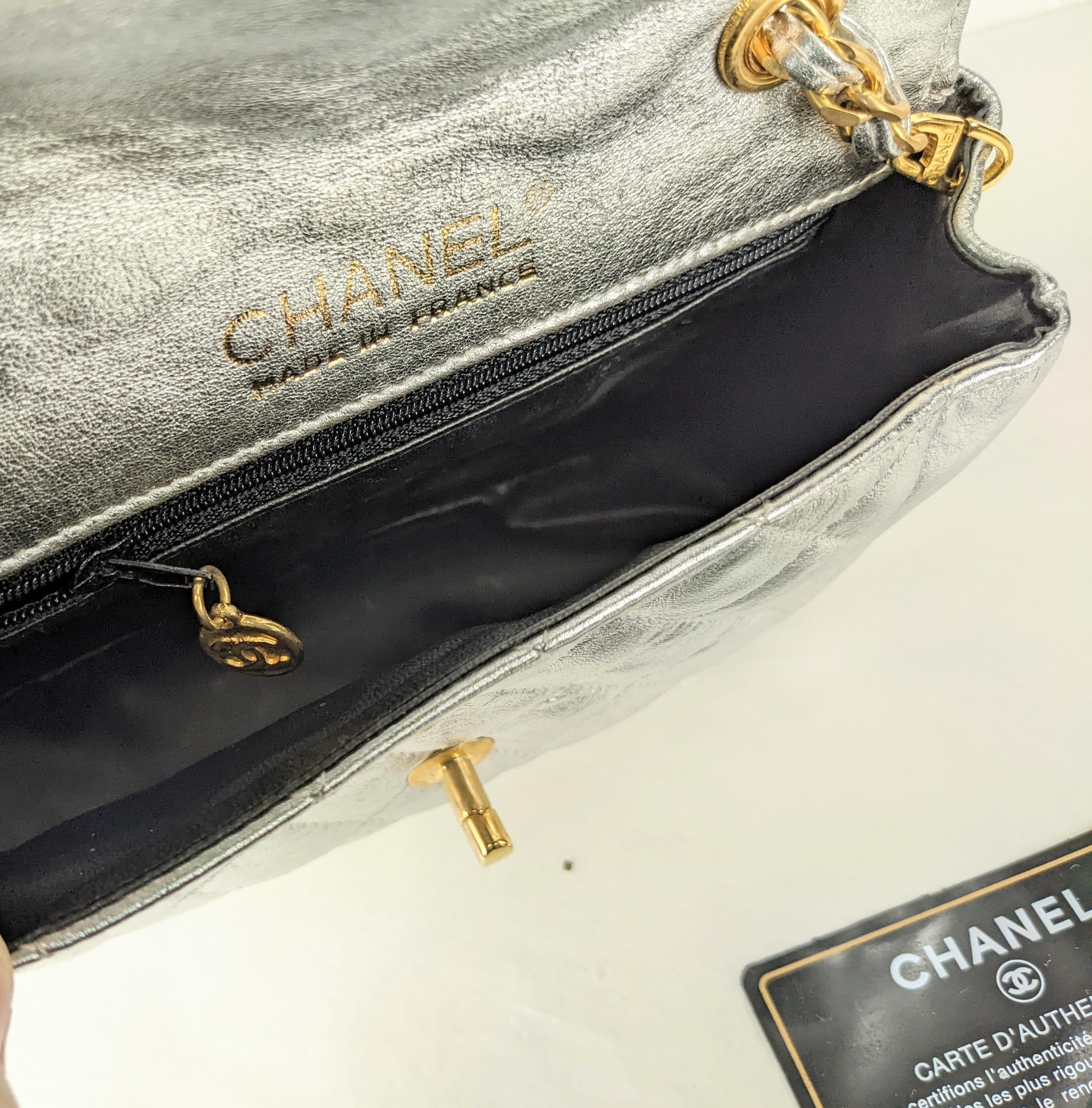 Chanel mini cuir d'agneau argenté métallisé en vente 8
