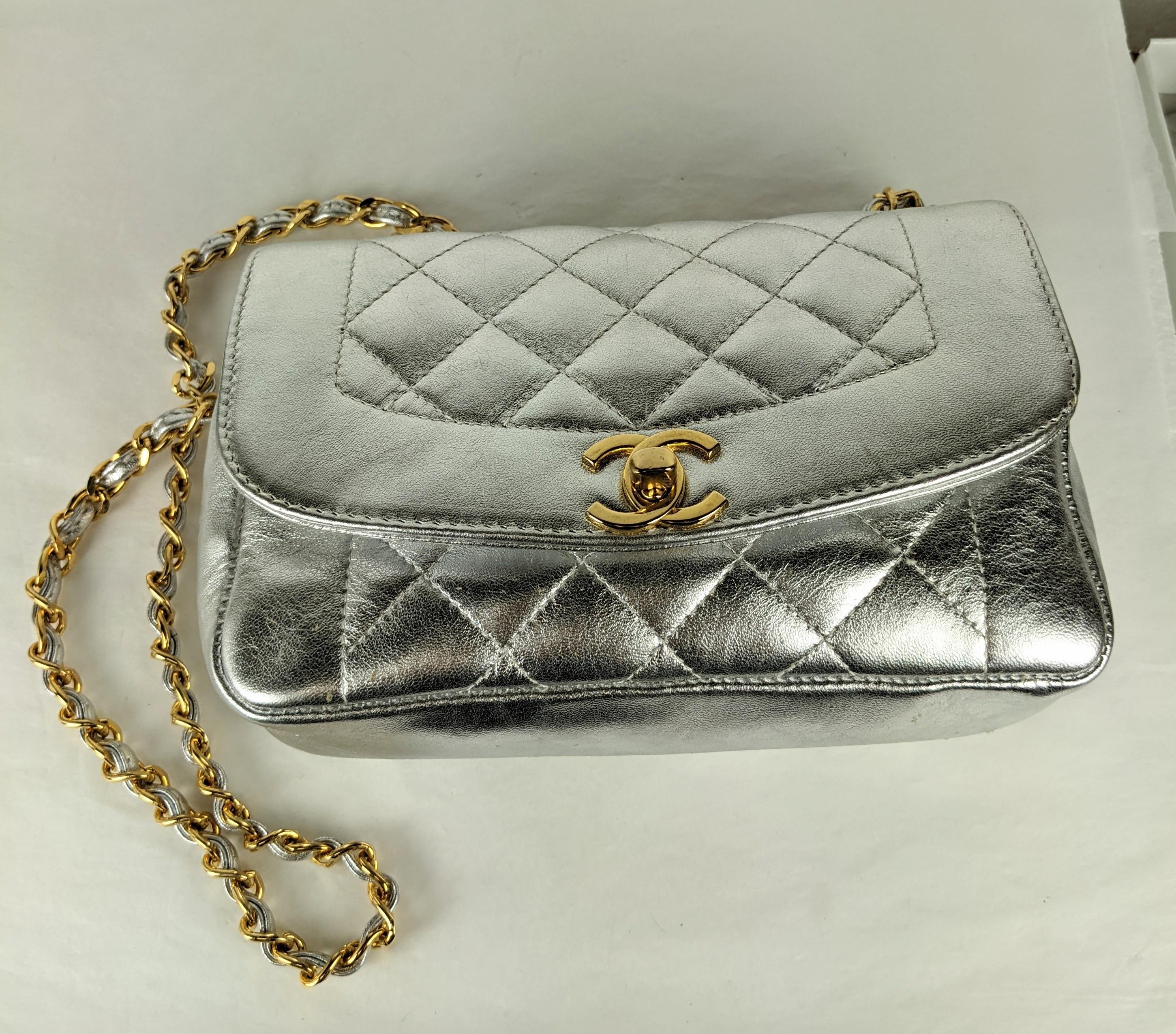 Chanel mini cuir d'agneau argenté métallisé en vente 2