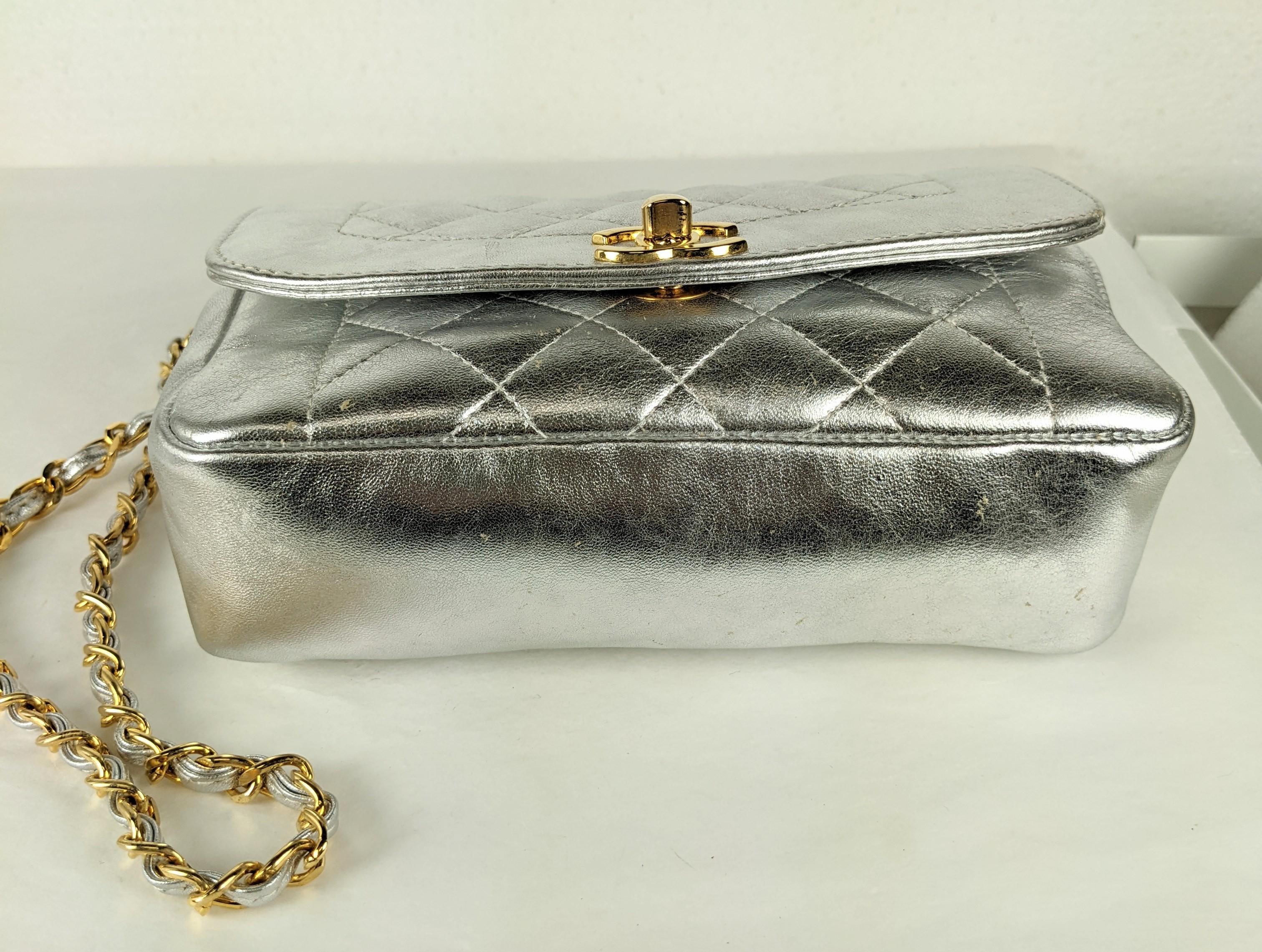 Chanel mini cuir d'agneau argenté métallisé en vente 3