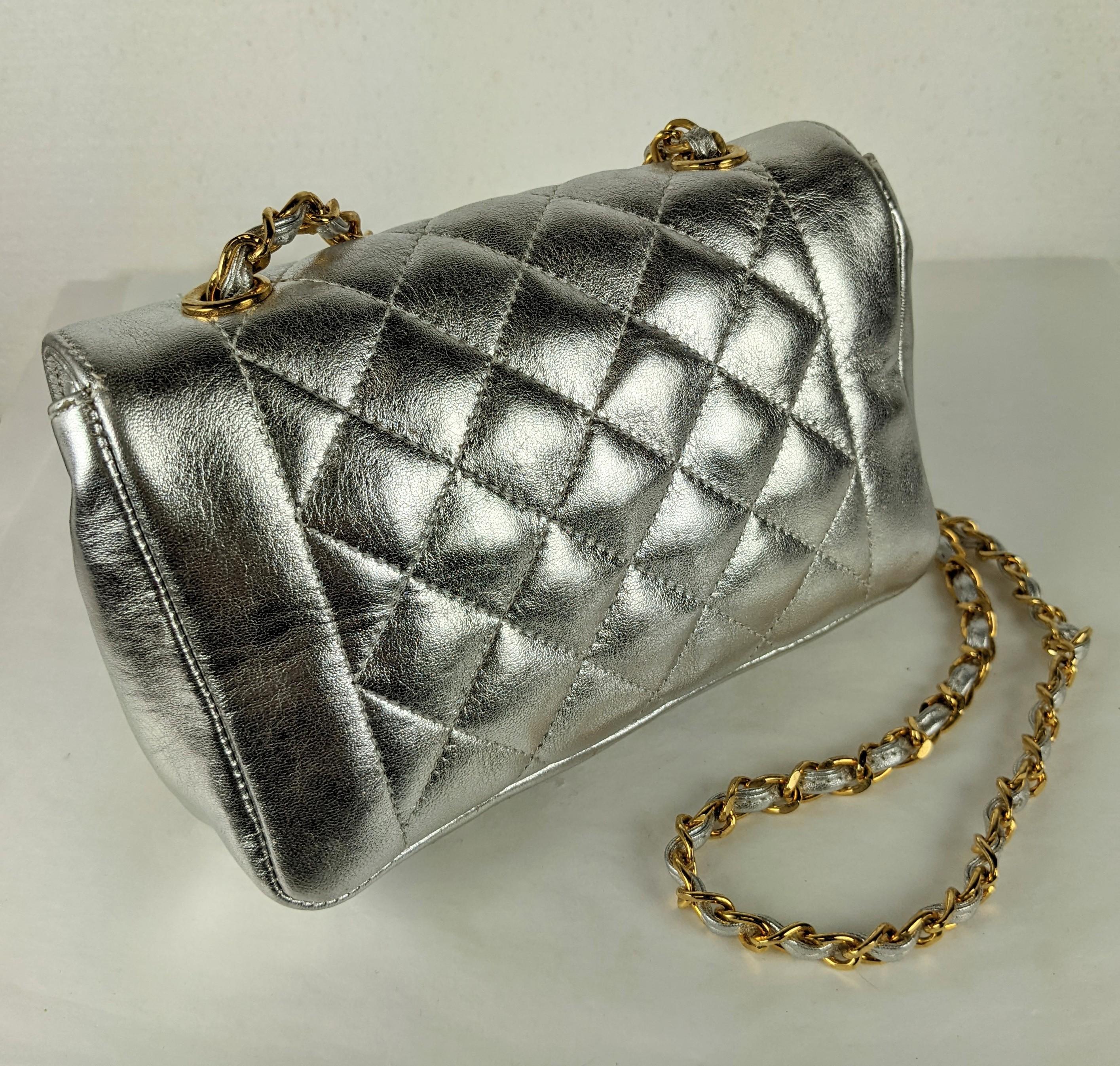 Chanel mini cuir d'agneau argenté métallisé en vente 4