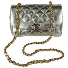Chanel Mini de piel de cordero plateada metalizada