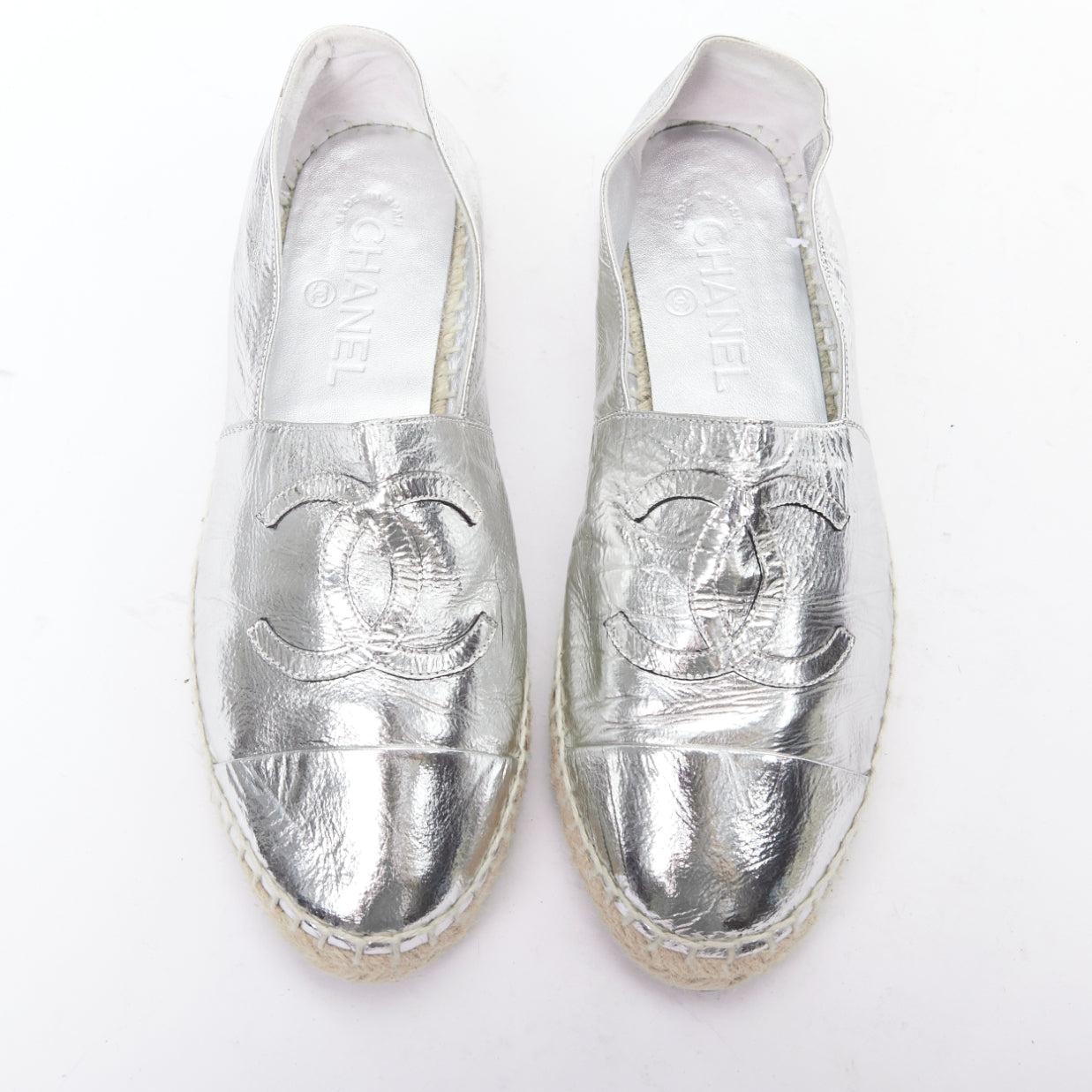 CHANEL metallic silver laminated goatskin CC logo jute espadrilles EU38
Reference: ECLO/A00102
Brand: Chanel
Material: Leather
Color: Silver, Beige
Pattern: Solid
Closure: Slip On
Lining: Silver Leather
Extra Details: Laminated Goatskin CC