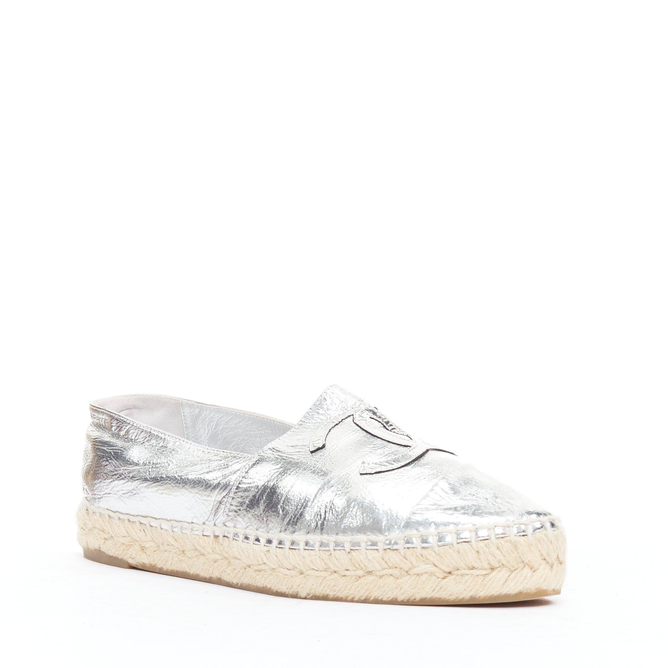 Beige CHANEL metallic silver laminated goatskin CC logo jute espadrilles EU38 For Sale
