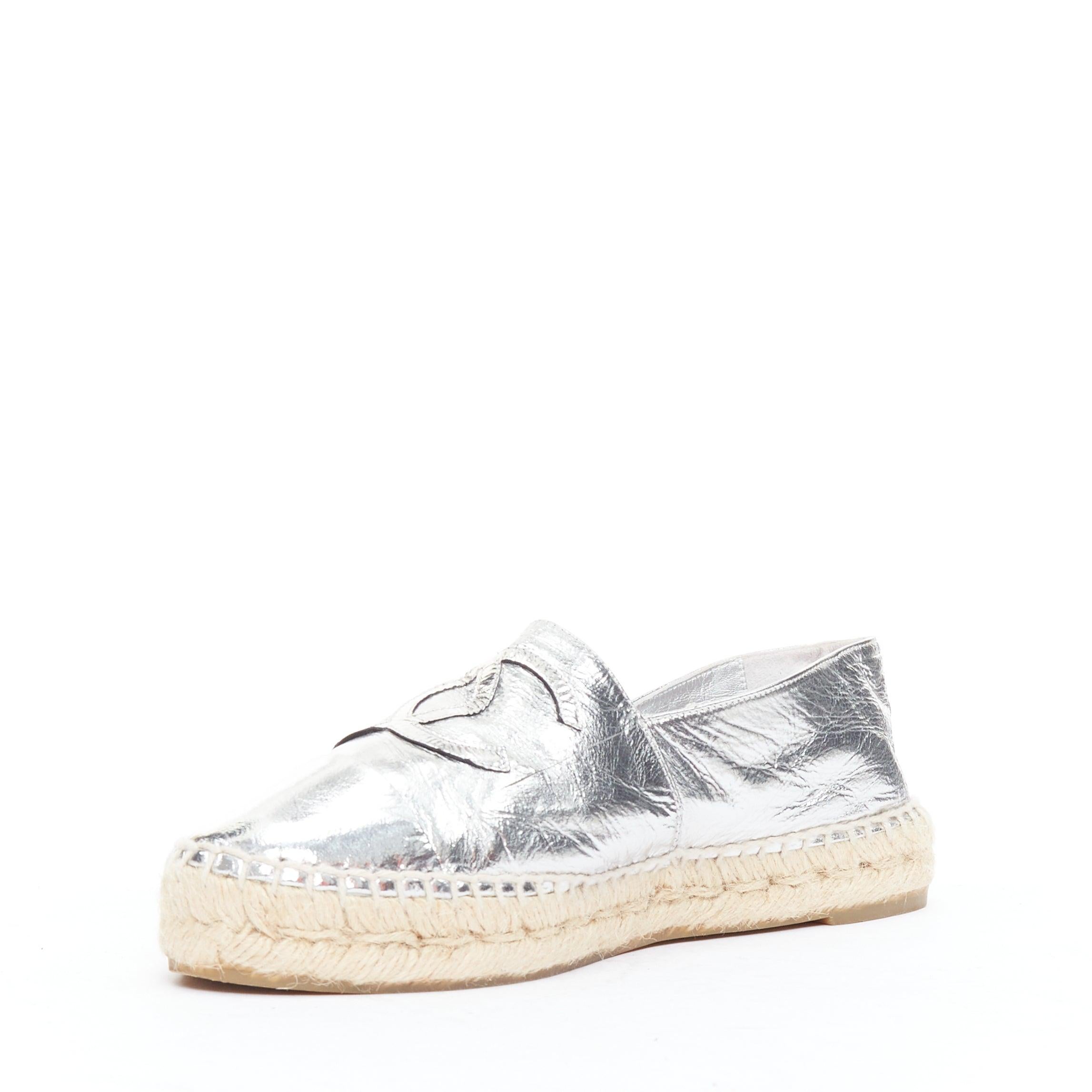CHANEL metallic silver laminated goatskin CC logo jute espadrilles EU38 In Good Condition For Sale In Hong Kong, NT
