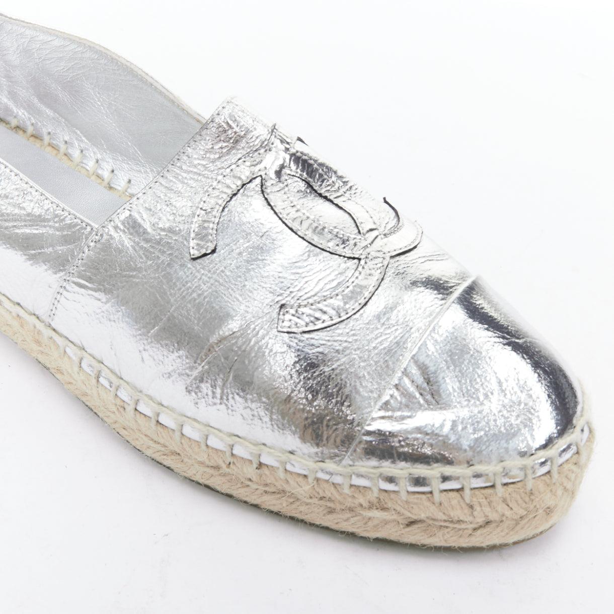 CHANEL metallic silver laminated goatskin CC logo jute espadrilles EU38 For Sale 2
