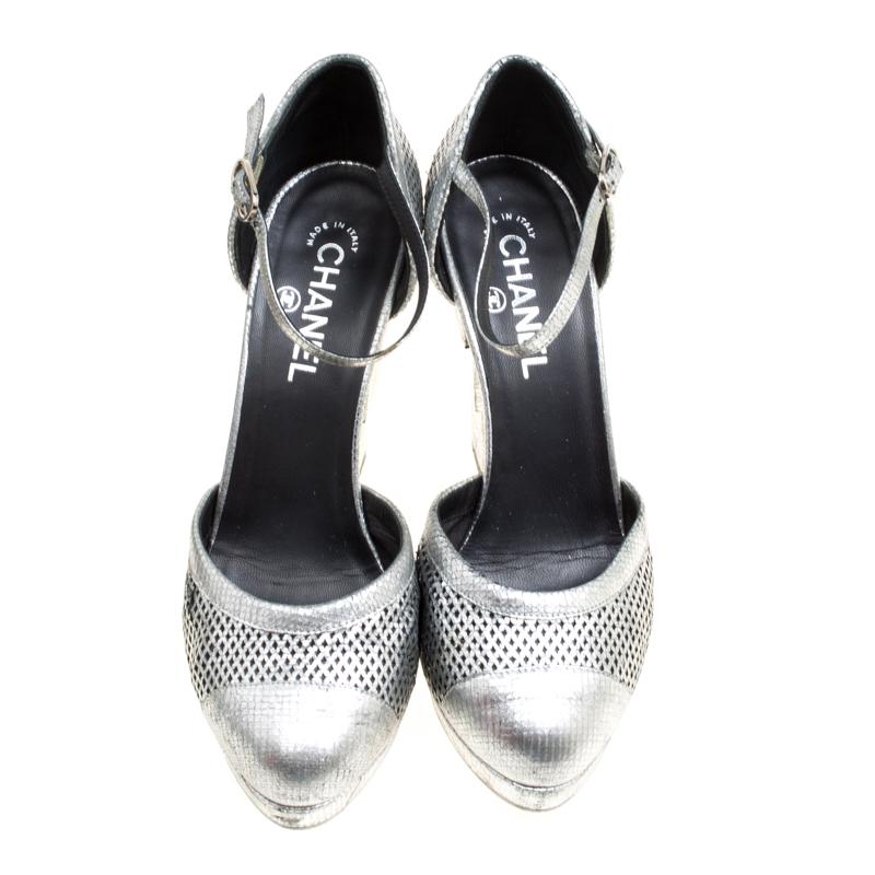 Brilliantly brought to life to make you stand out in the crowd and win every possible praise, these Chanel sandals are a must buy! Shimmering in metallic silver, these sandals are crafted from foil-effect leather and feature cap toes, a laser-cut