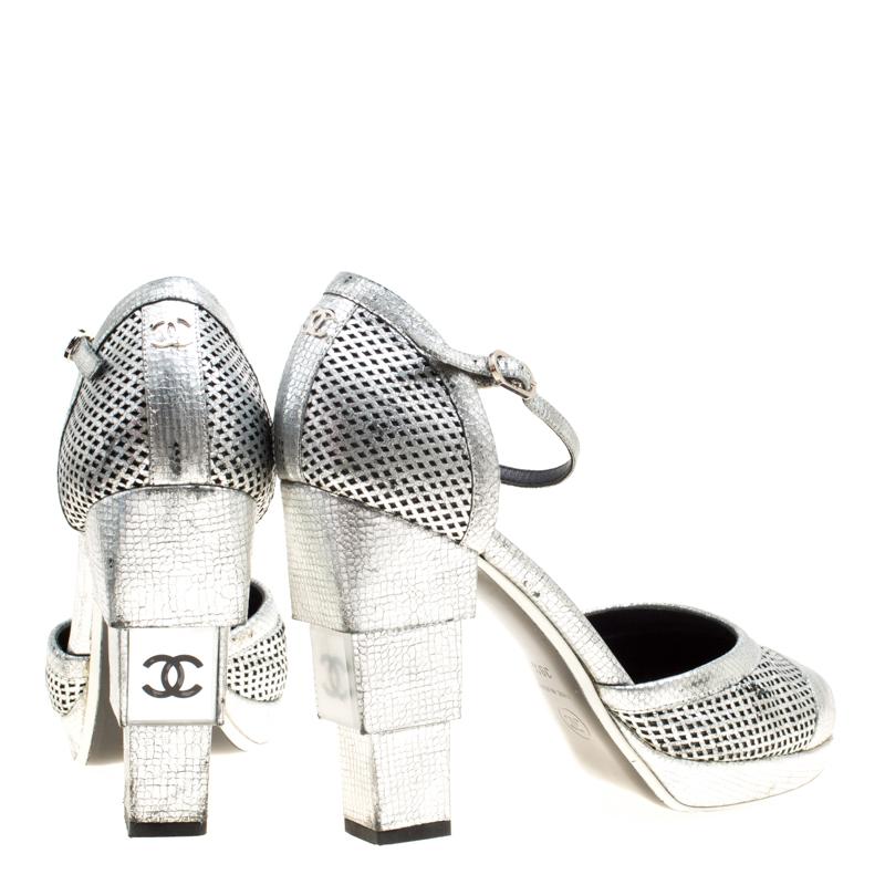 Chanel Metallic Silver Laser Cut Leather CC Platform Sandals Size 39.5 In Good Condition In Dubai, Al Qouz 2