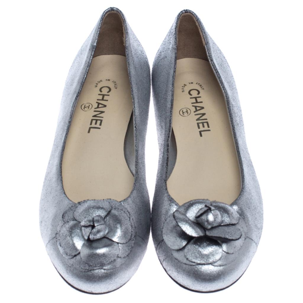 These beautifully designed Chanel ballet flats are a delight to wear. Crafted from metallic silver leather, they feature the iconic Camellia flower on the round toes. The insoles are leather-lined and carry the brand labels.

Includes: Original