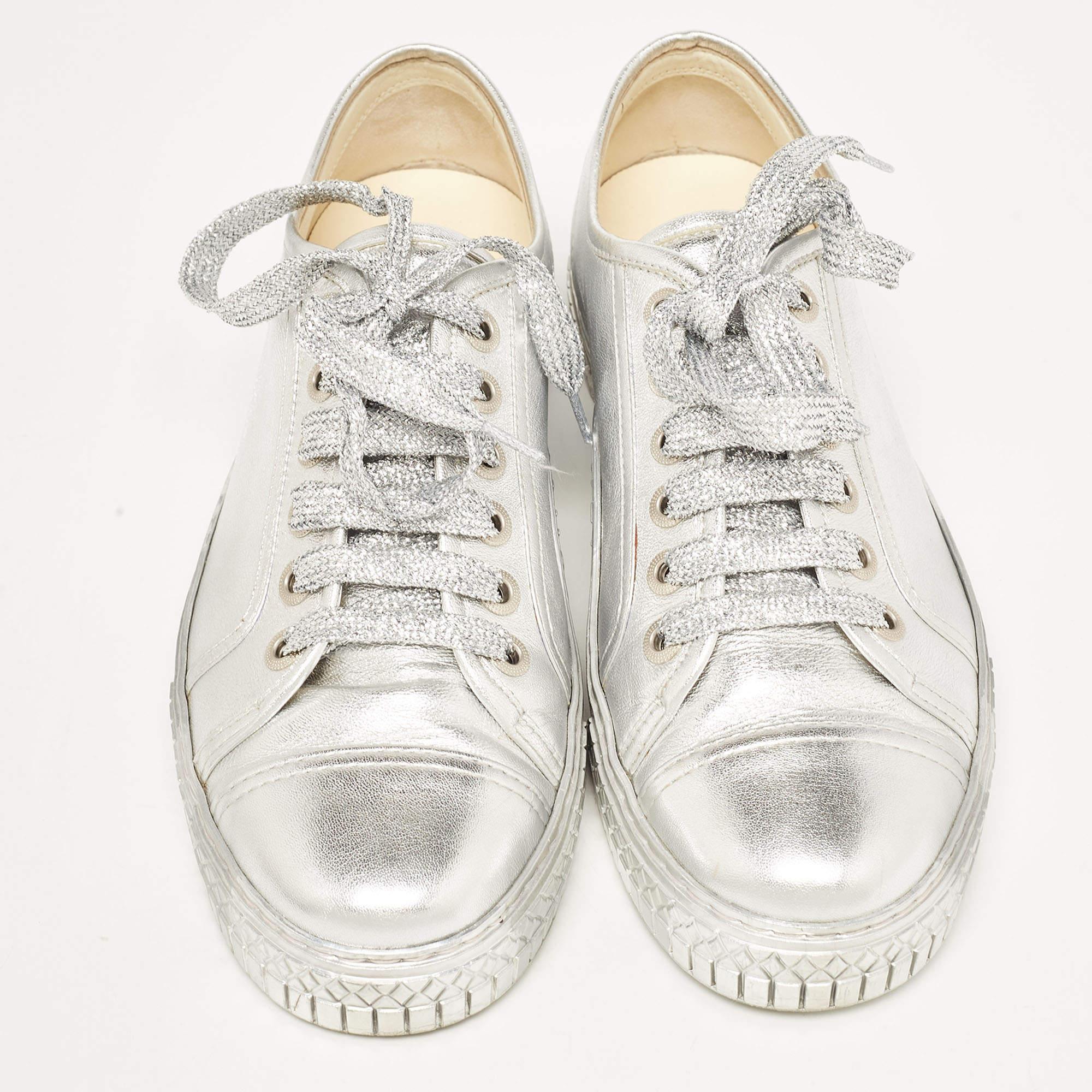 Chanel Metallic Silver Leather CC Logo Low Top Sneakers Size 40 2