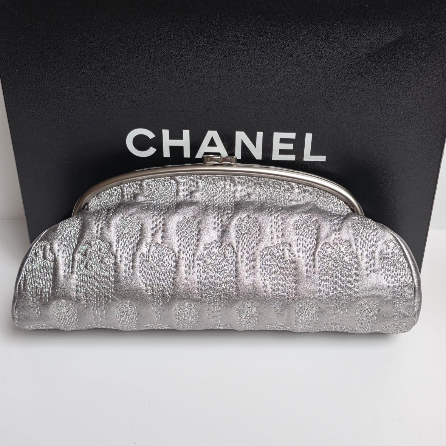 Chanel Piel Plateada Metalizada Bordada Timeless CC Clutch en venta 5