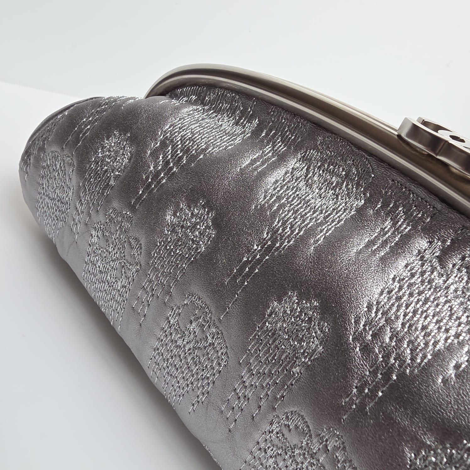 Chanel Piel Plateada Metalizada Bordada Timeless CC Clutch en venta 6