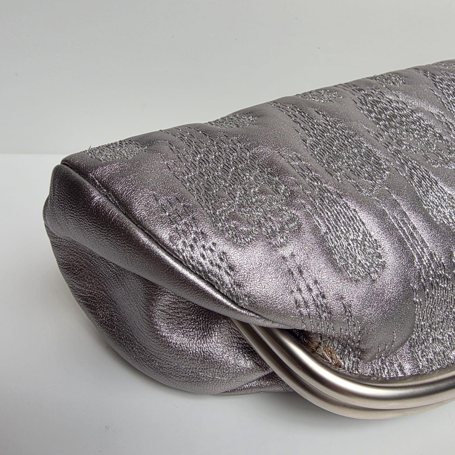 Chanel Piel Plateada Metalizada Bordada Timeless CC Clutch en venta 7