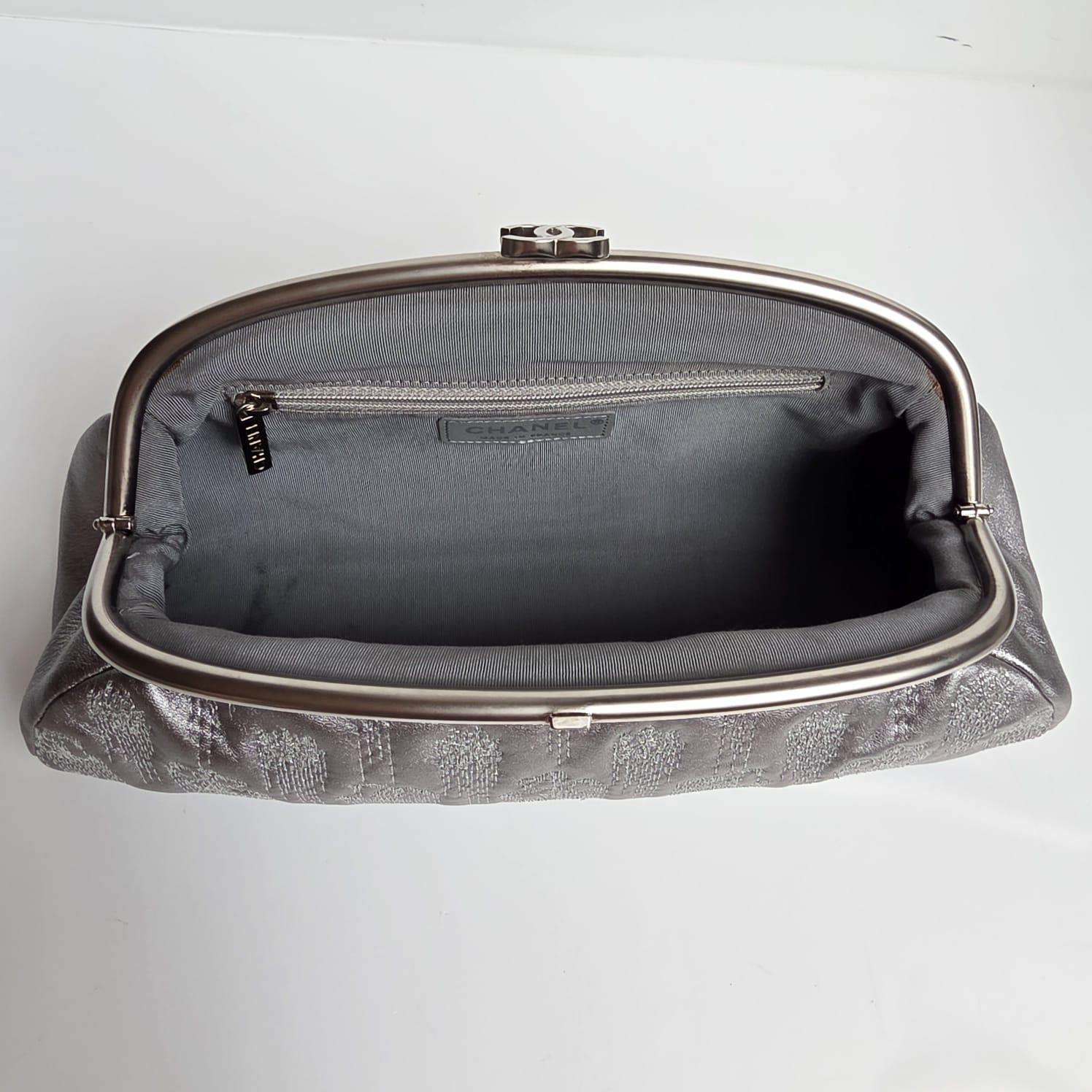 Chanel Piel Plateada Metalizada Bordada Timeless CC Clutch en venta 8