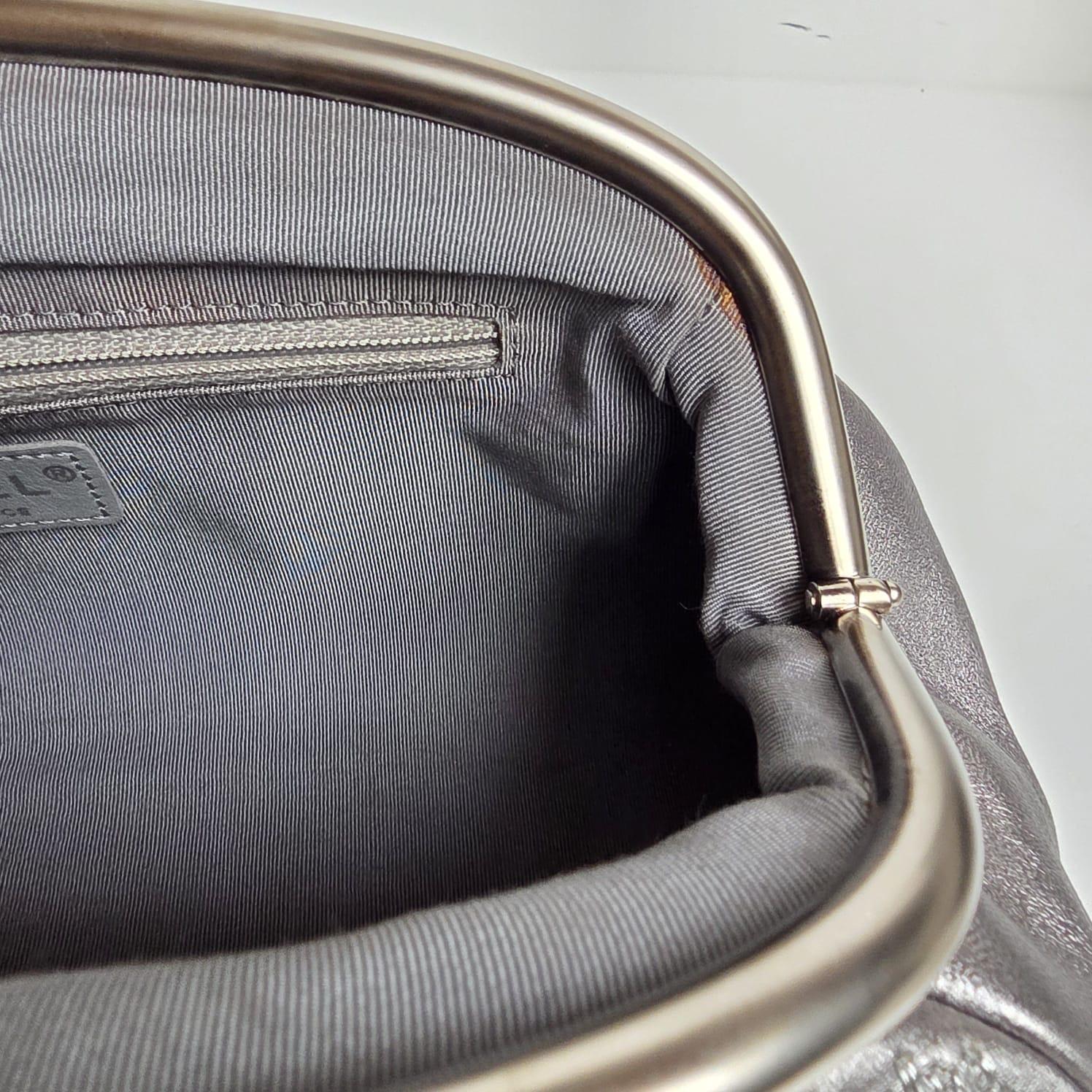Chanel Piel Plateada Metalizada Bordada Timeless CC Clutch en venta 10