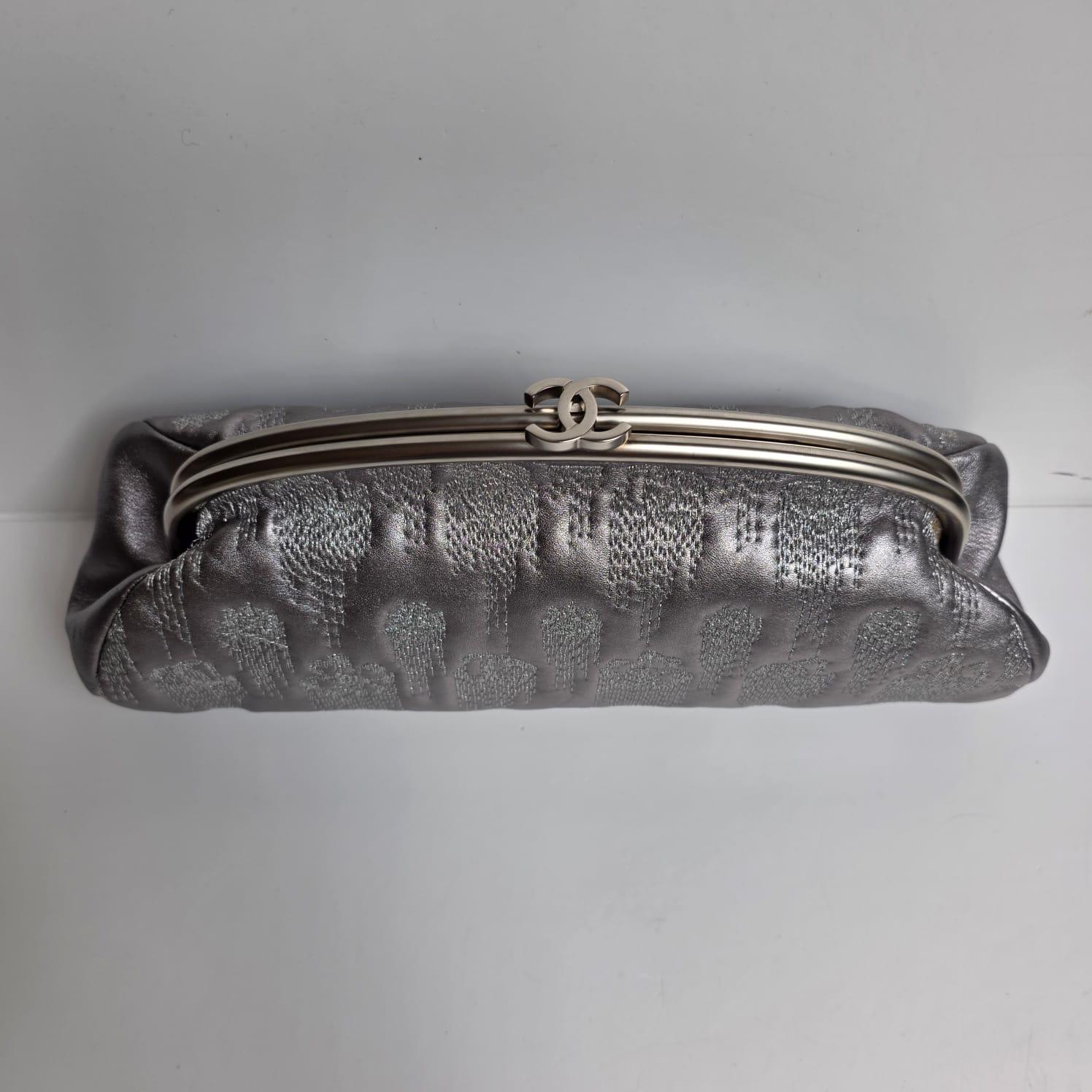 Chanel Piel Plateada Metalizada Bordada Timeless CC Clutch en venta 11