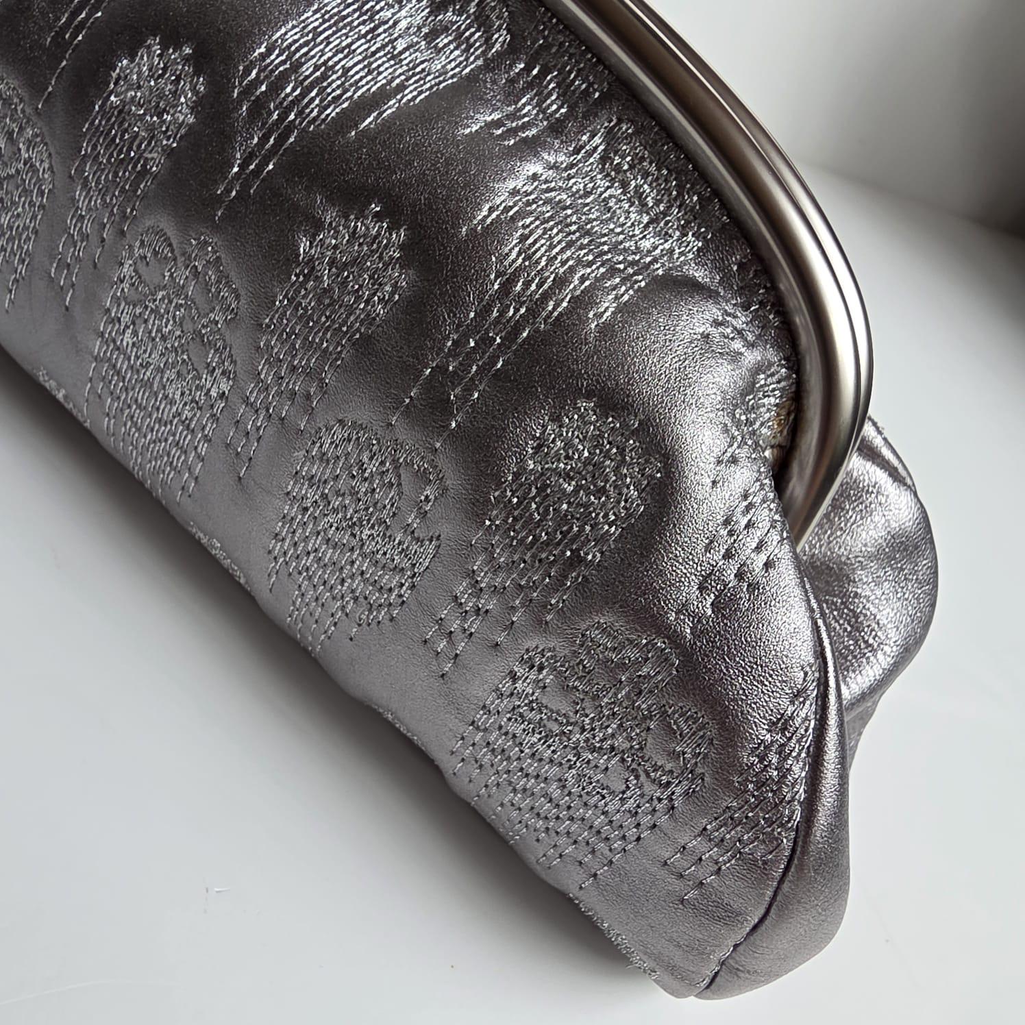 Chanel Piel Plateada Metalizada Bordada Timeless CC Clutch en venta 12