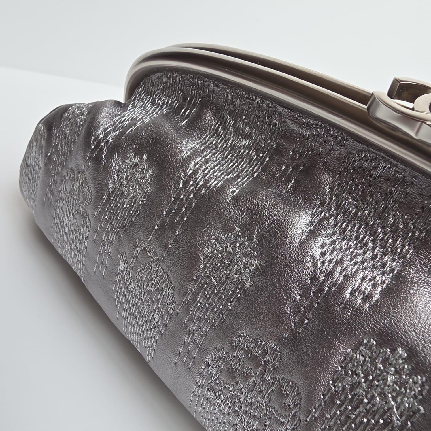 Chanel Piel Plateada Metalizada Bordada Timeless CC Clutch en venta 13