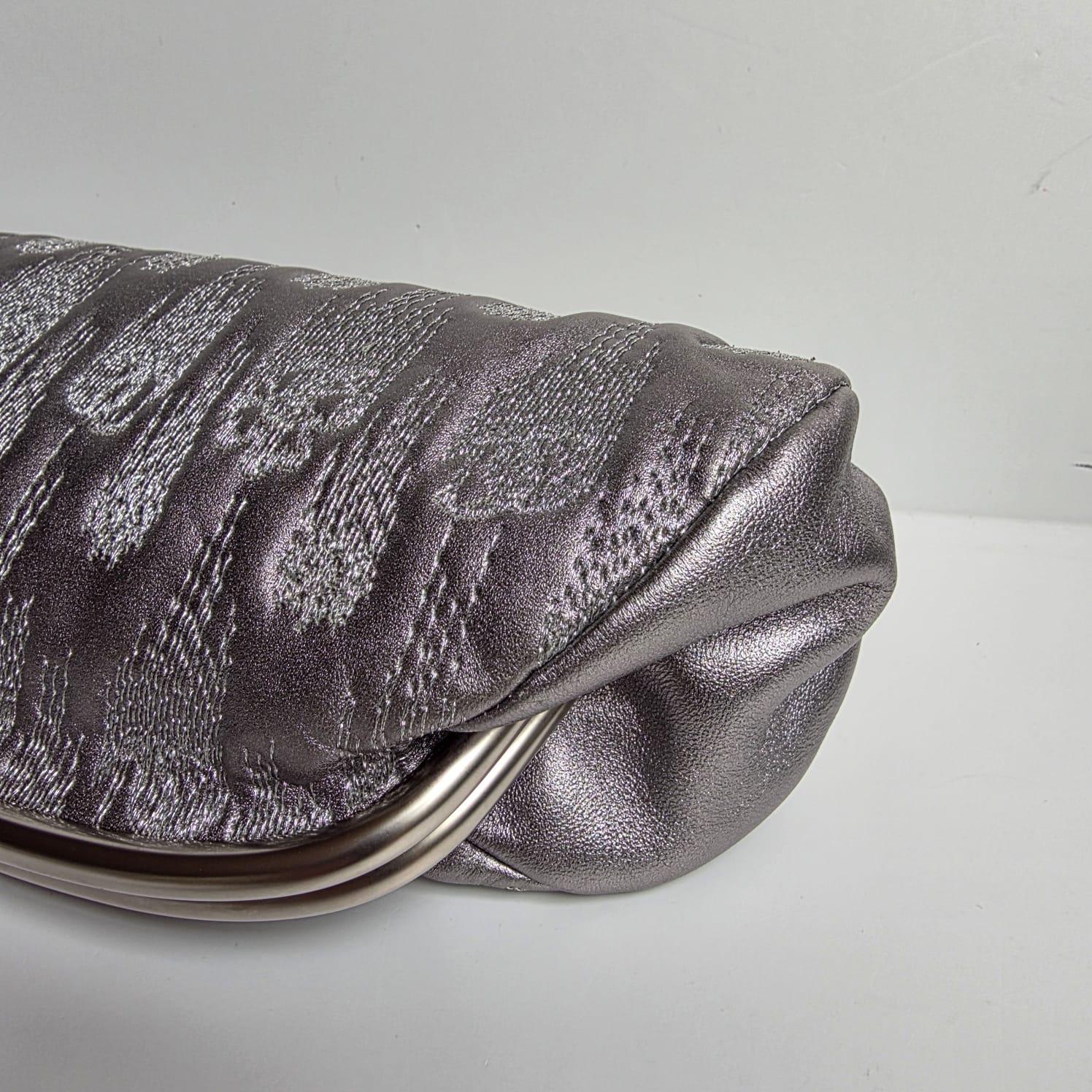 Chanel Piel Plateada Metalizada Bordada Timeless CC Clutch en venta 14