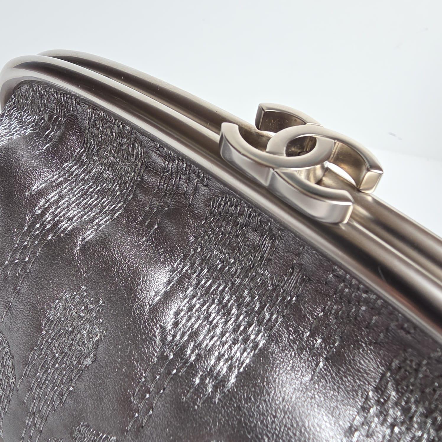 Chanel Piel Plateada Metalizada Bordada Timeless CC Clutch en venta 15