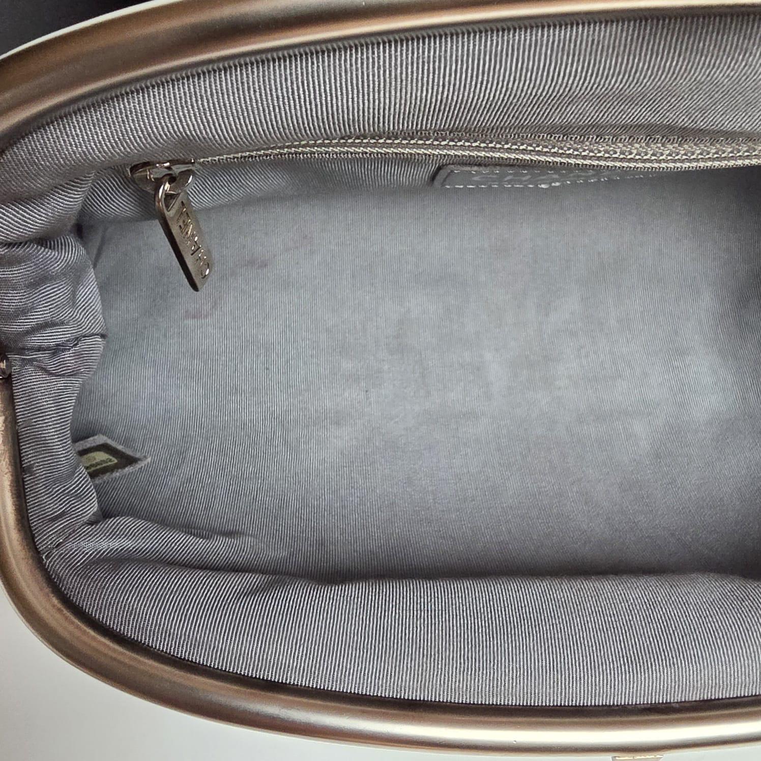 Chanel Piel Plateada Metalizada Bordada Timeless CC Clutch en Excelente estado para la venta en Jakarta, Daerah Khusus Ibukota Jakarta