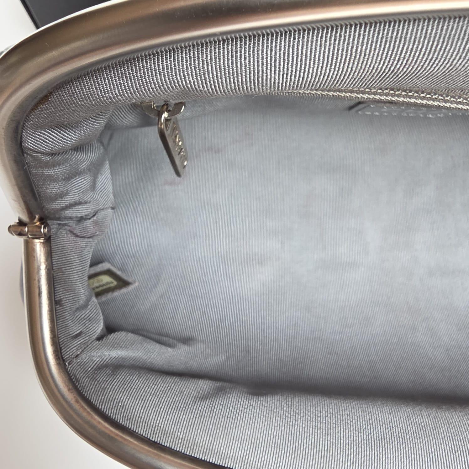 De las mujeres Chanel Piel Plateada Metalizada Bordada Timeless CC Clutch en venta