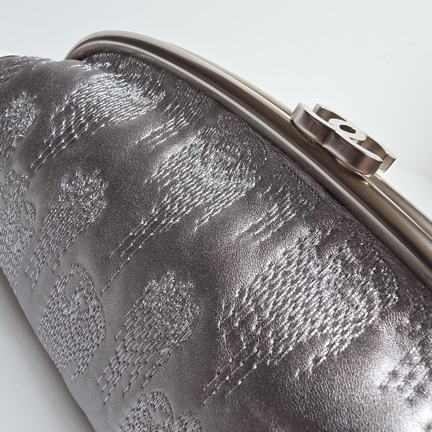 Chanel Piel Plateada Metalizada Bordada Timeless CC Clutch en venta 1