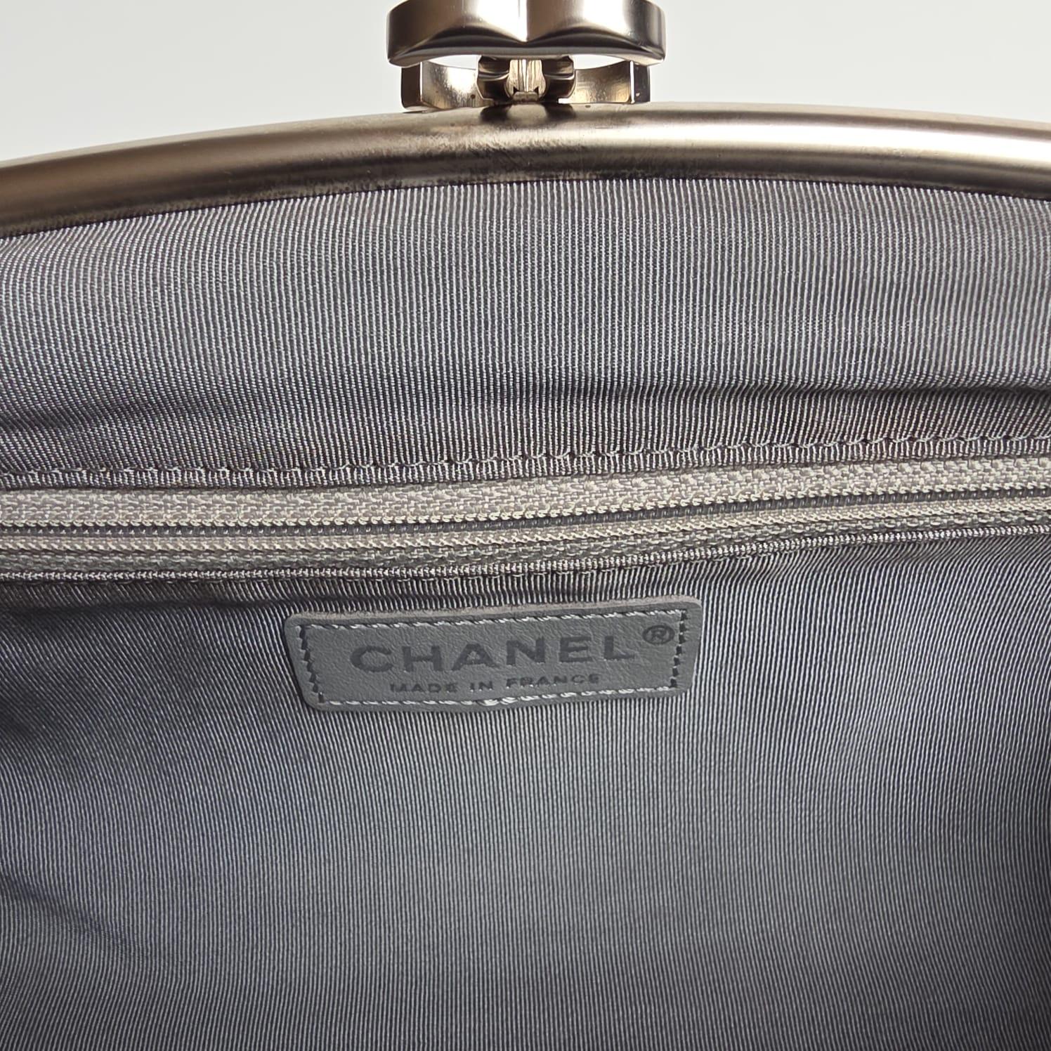 Chanel Piel Plateada Metalizada Bordada Timeless CC Clutch en venta 2