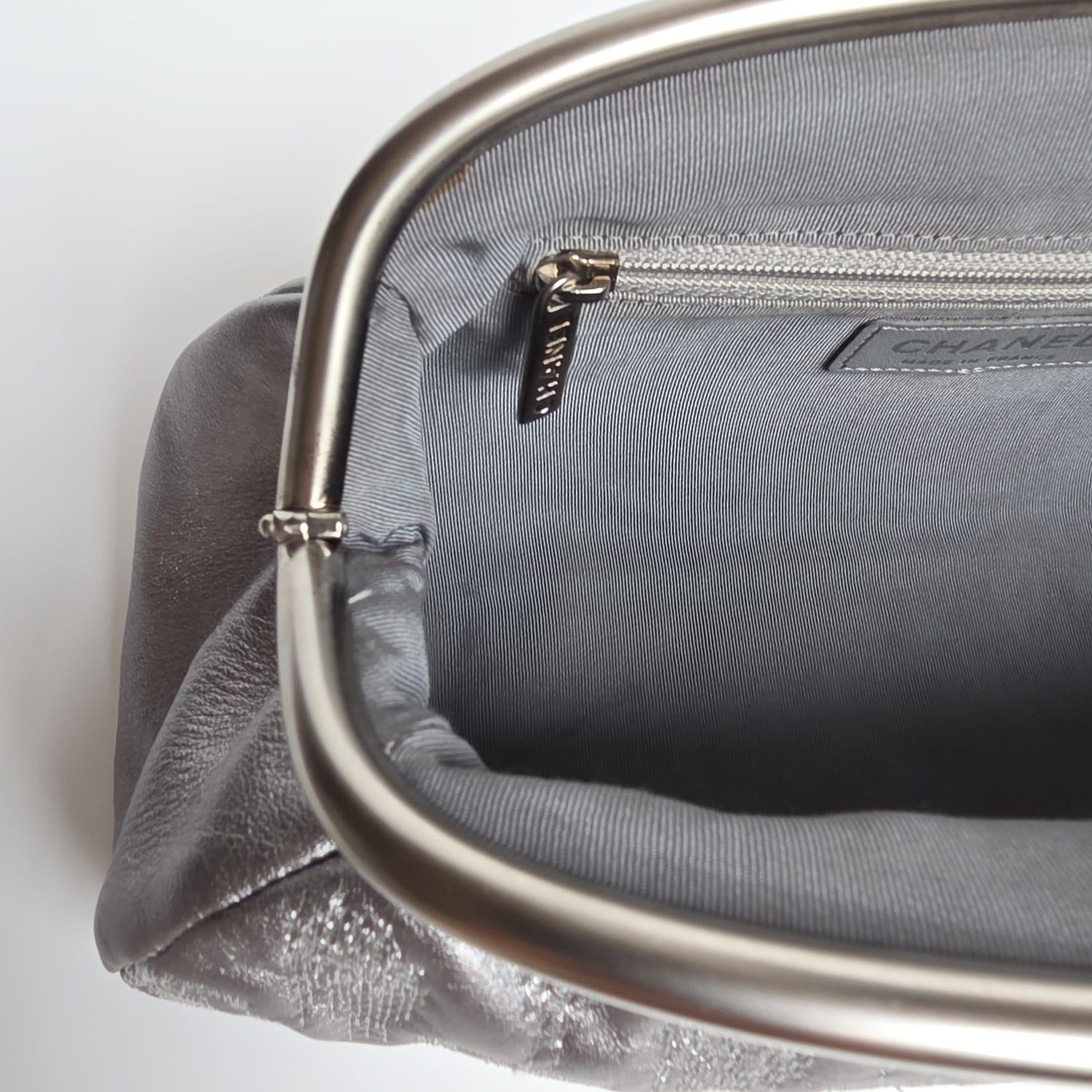 Chanel Piel Plateada Metalizada Bordada Timeless CC Clutch en venta 3