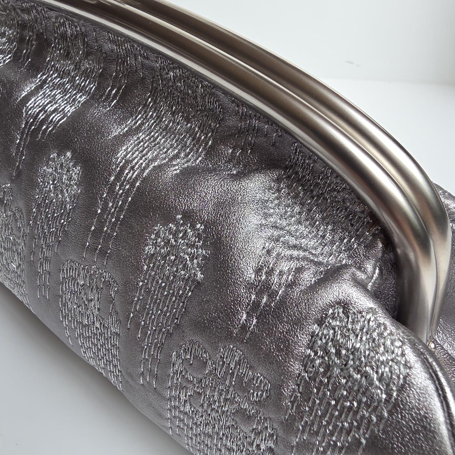 Chanel Piel Plateada Metalizada Bordada Timeless CC Clutch en venta 4