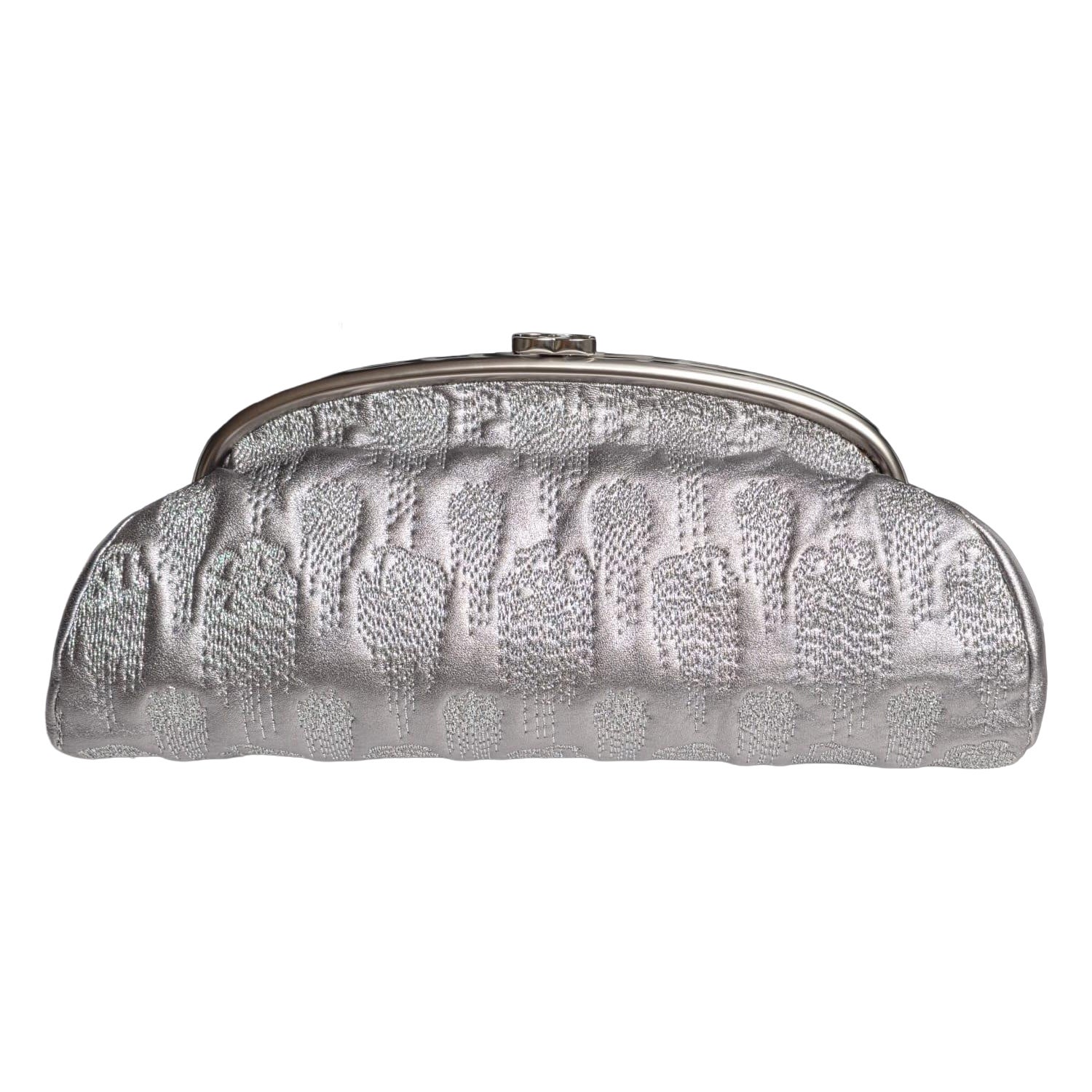 Chanel Piel Plateada Metalizada Bordada Timeless CC Clutch en venta