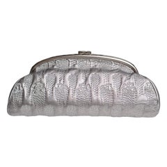 Chanel Piel Plateada Metalizada Bordada Timeless CC Clutch
