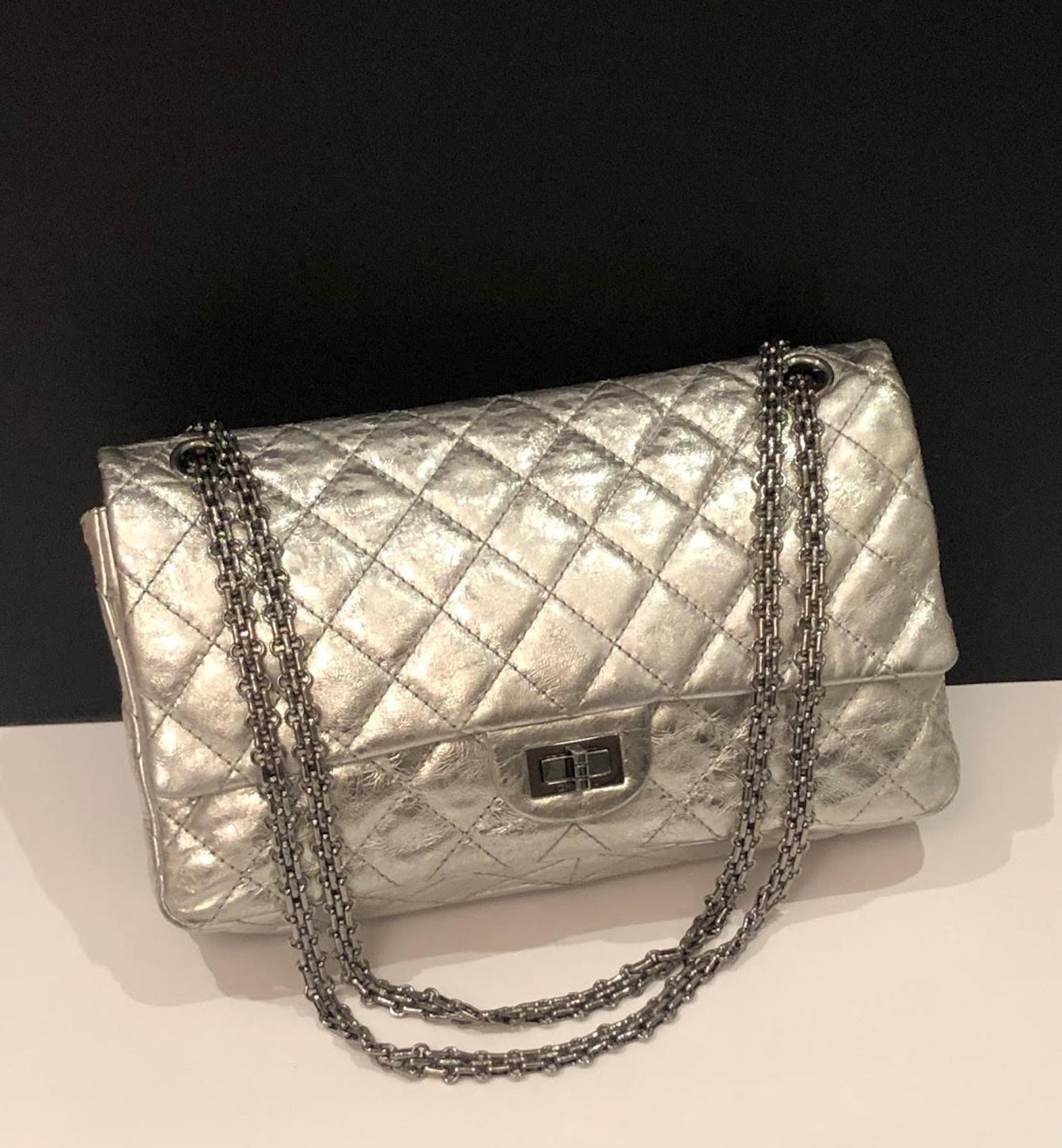 CHANEL Metallic Silber gesteppte 2,55 gealterte Reissue Tasche aus Leder mit doppelter Klappe 228  im Angebot 7