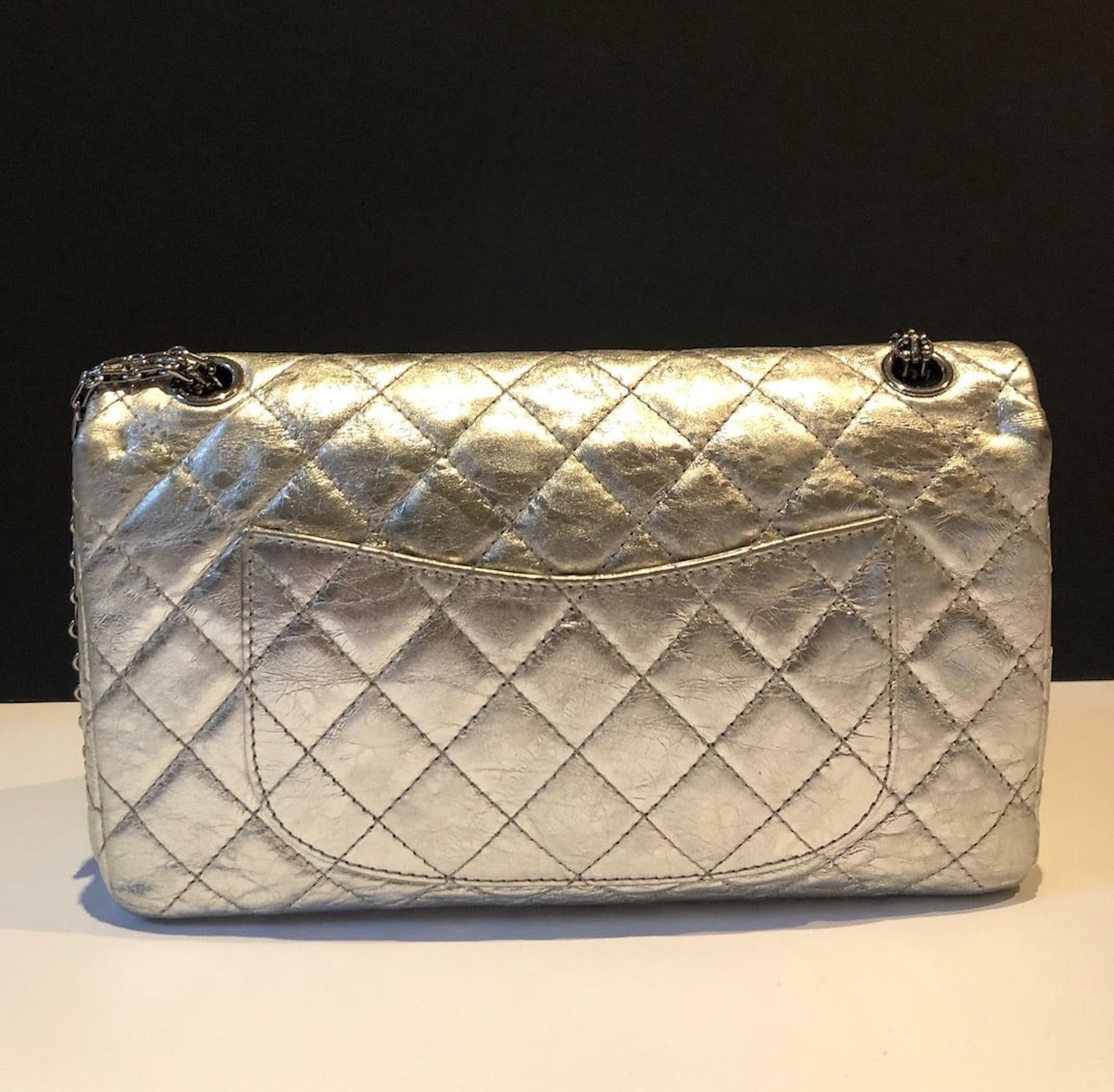 CHANEL Metallic Silver Quilted 2.55 Aged Leather Reissue Double Flap Bag 228  In Excellent Condition For Sale In London, GB