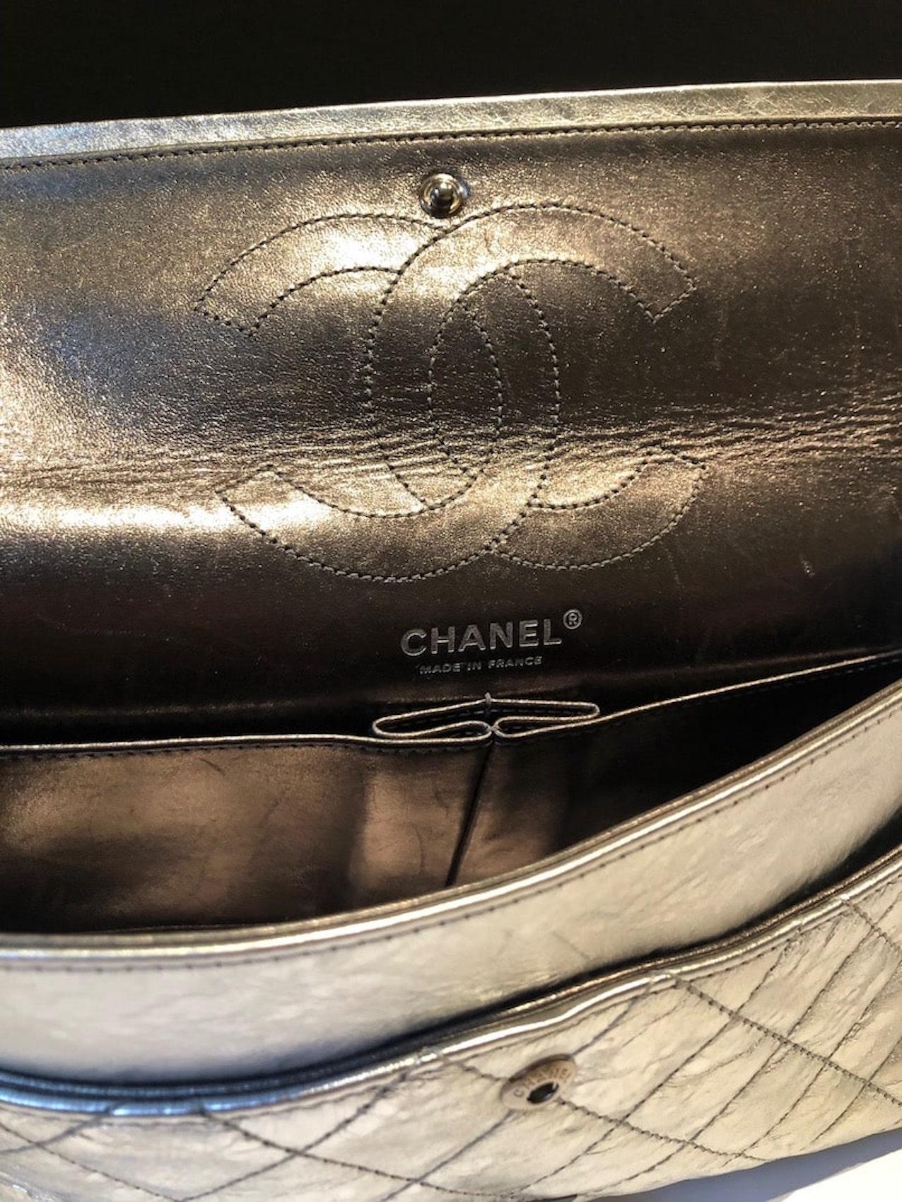 CHANEL Metallic Silber gesteppte 2,55 gealterte Reissue Tasche aus Leder mit doppelter Klappe 228  im Angebot 4