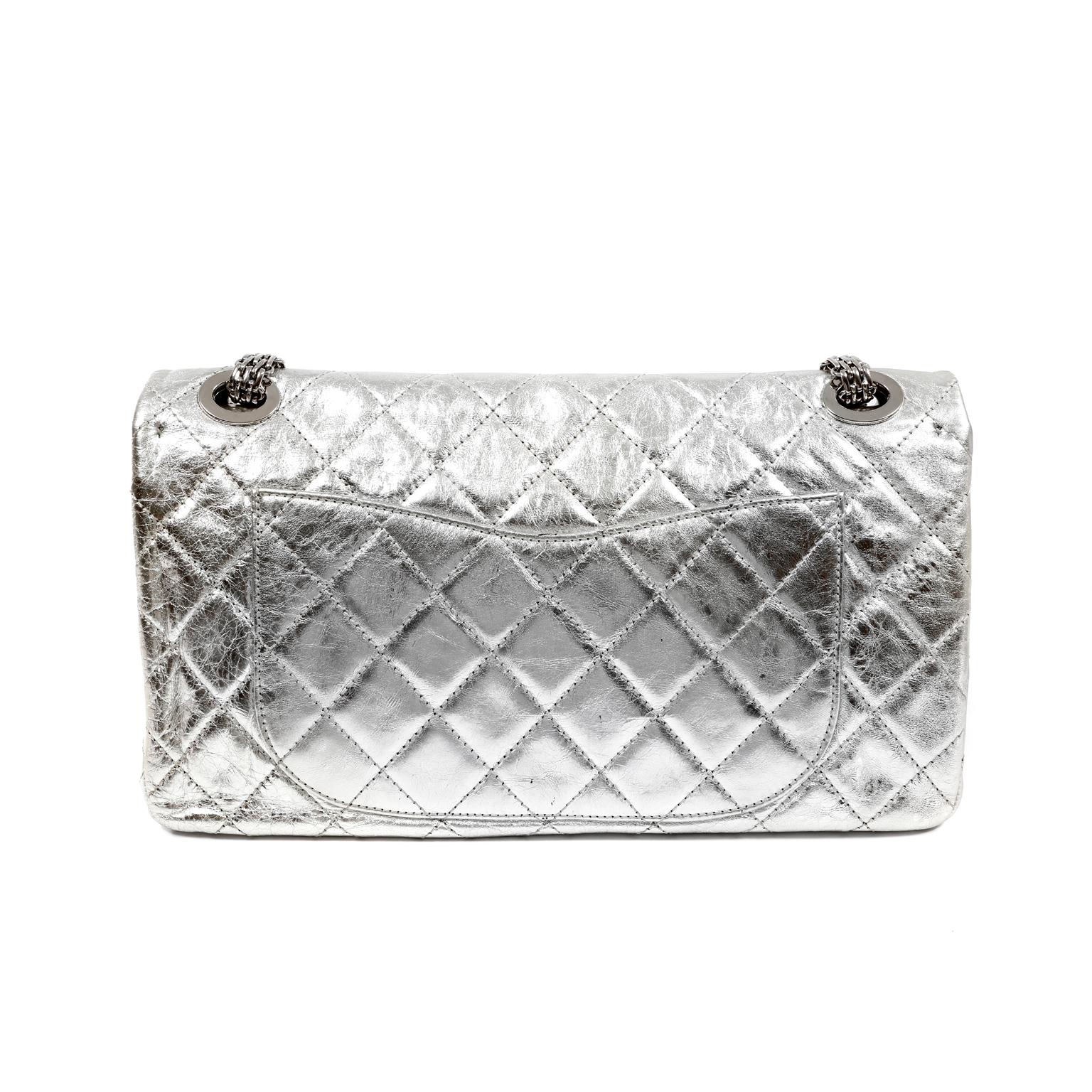 Diese authentische Chanel Metallic Silver 2.55 Reissue Flap Bag ist in ausgezeichnetem Zustand.  Die größte Silhouette der Neuauflage ist mit 228 geräumig, aber nicht erdrückend.
Das absichtlich in Mitleidenschaft gezogene silberfarbene Kalbsleder