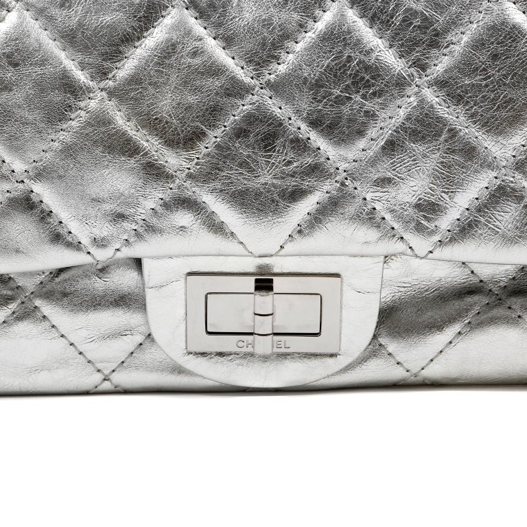 Chanel Metallic Silver Maxi 2.55 Reissue Flap Bag 228 size In Good Condition For Sale In Palm Beach, FL